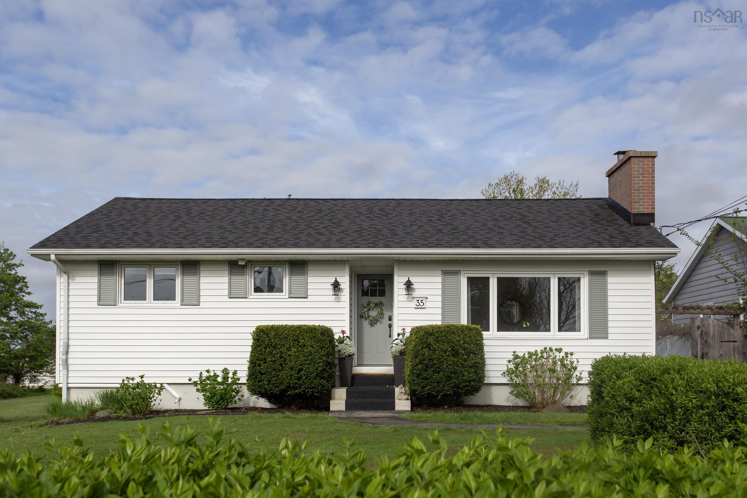 $375,000.00: 35 Montague Row, Digby