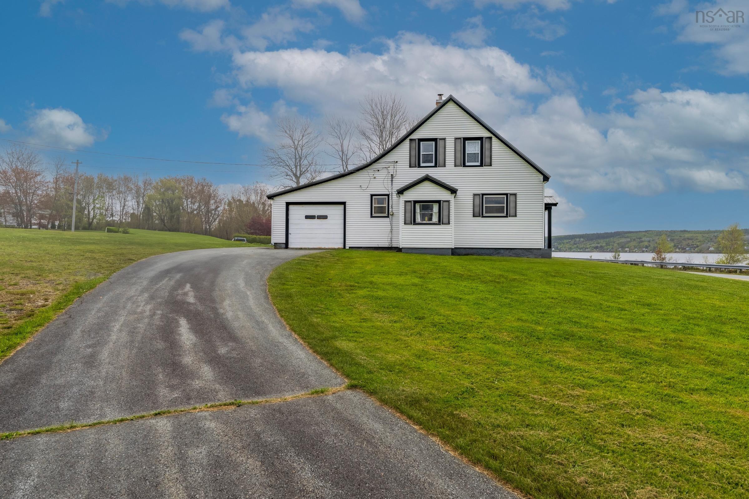$490,000.00: 5260 332 Highway, Middle Lahave