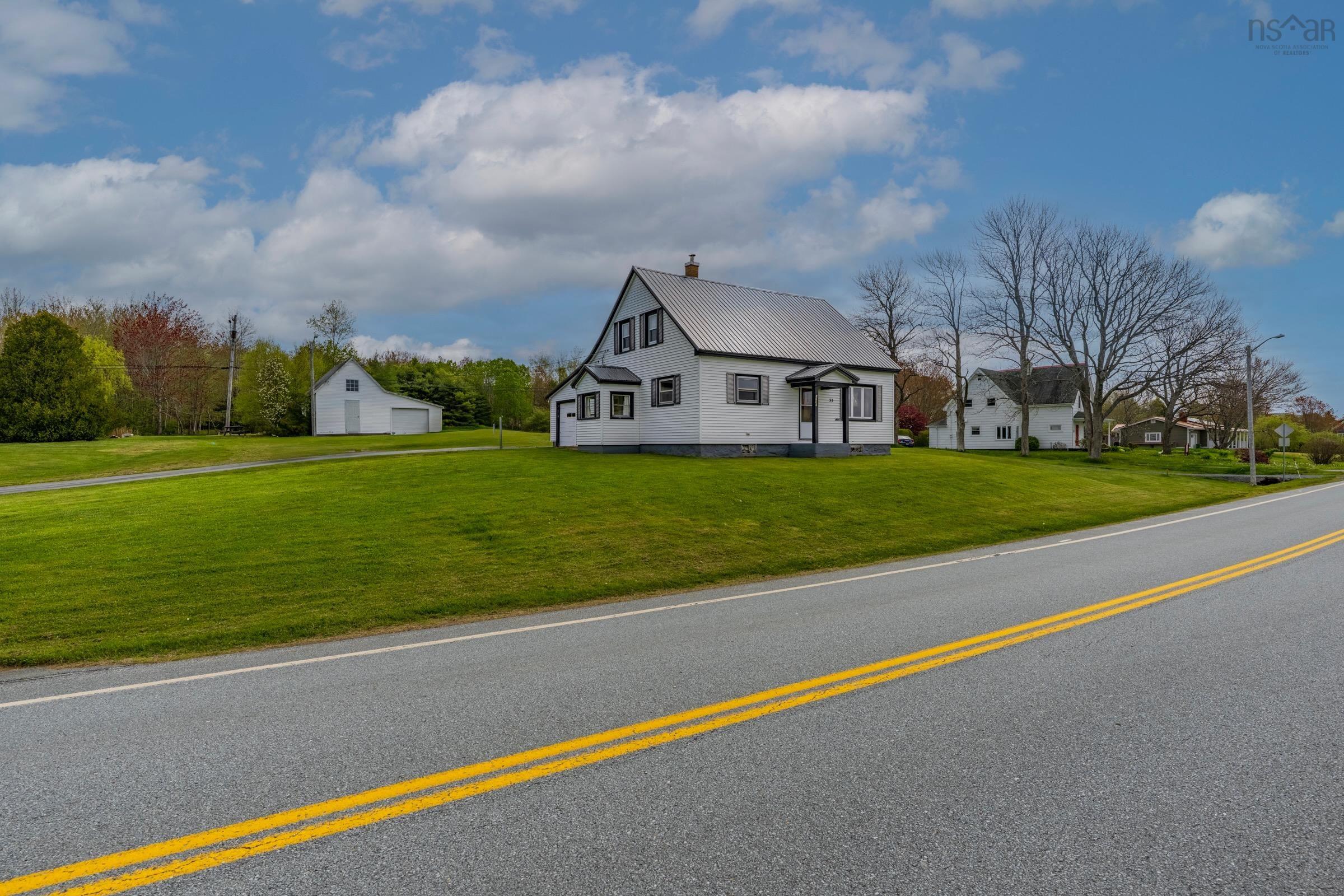 $490,000.00: 5260 332 Highway, Middle Lahave