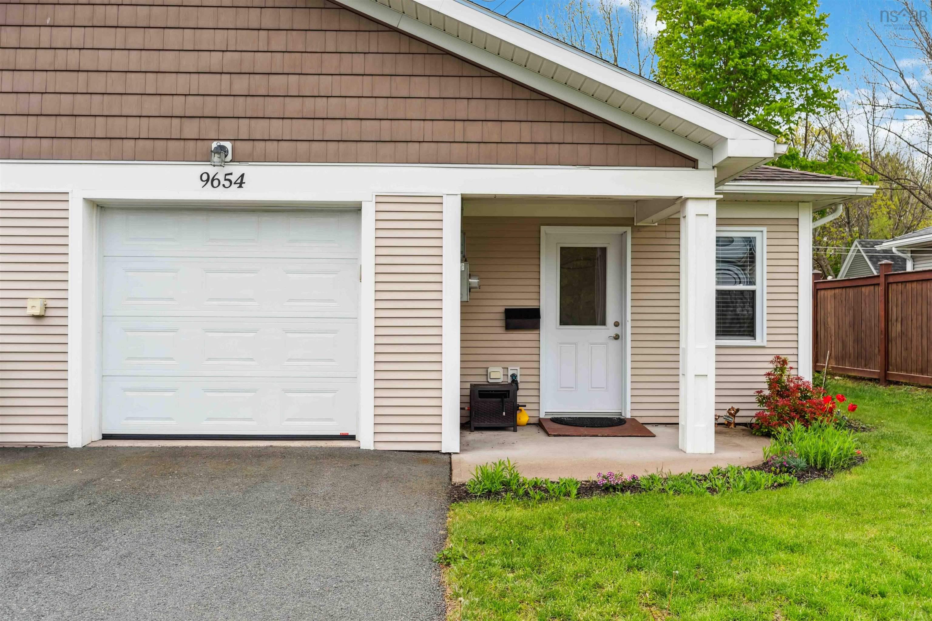 $348,888.00: 9654 Commercial Street, New Minas