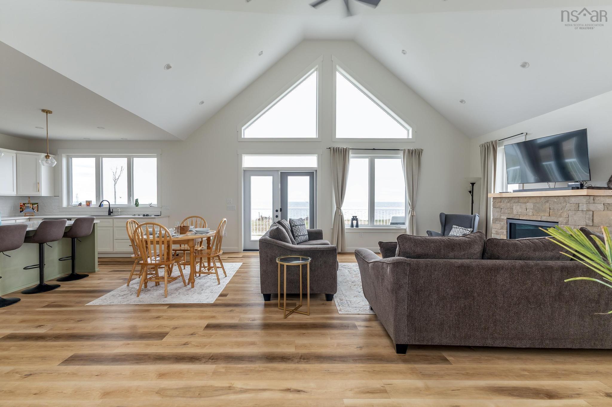 $895,900.00: 763 Shore Road, Waterside