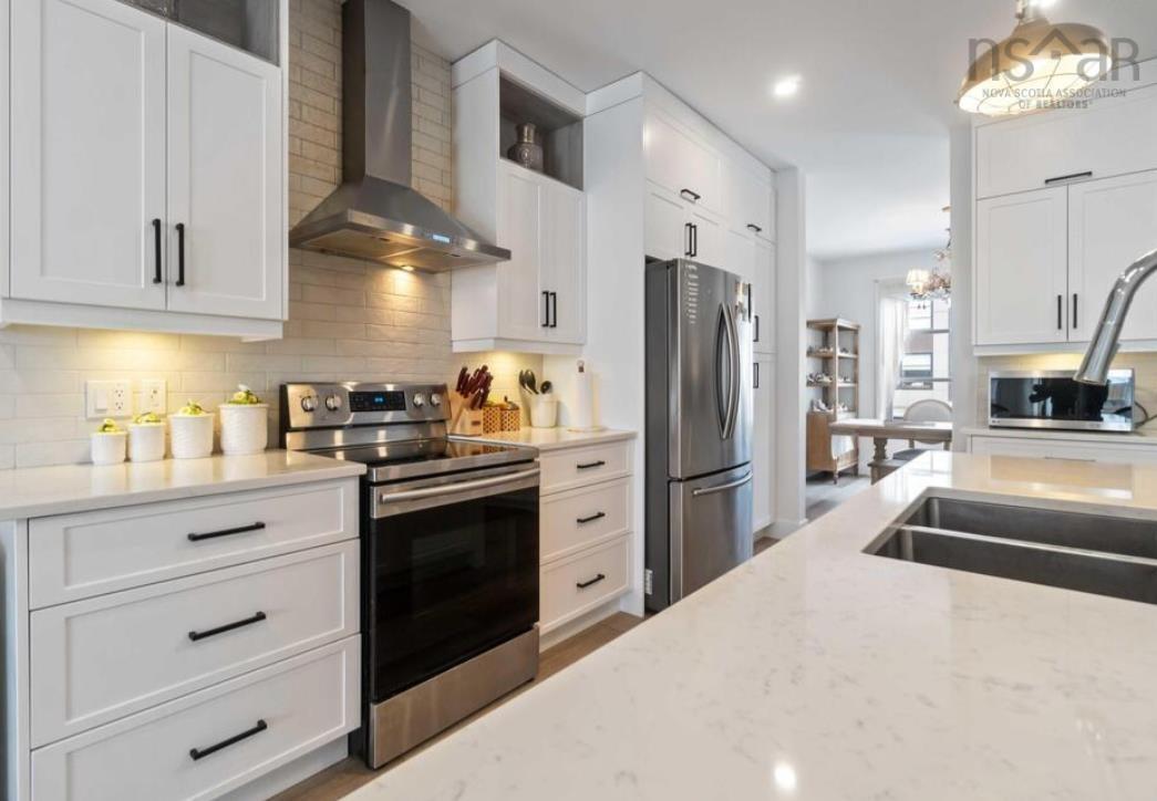 $639,900.00: 92 Darjeeling Drive, Long Lake