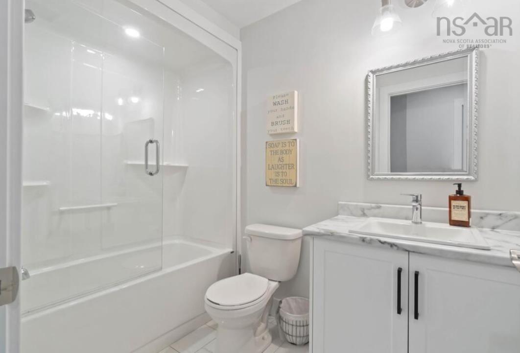 $639,900.00: 92 Darjeeling Drive, Long Lake
