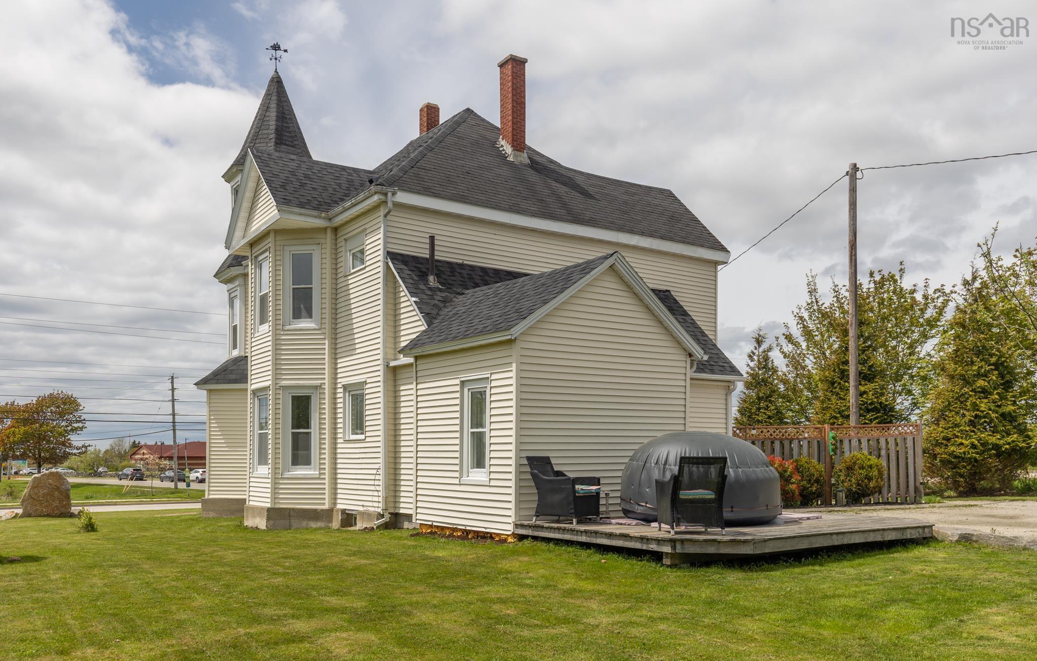 $399,000.00: 413 Pleasant Street, Yarmouth