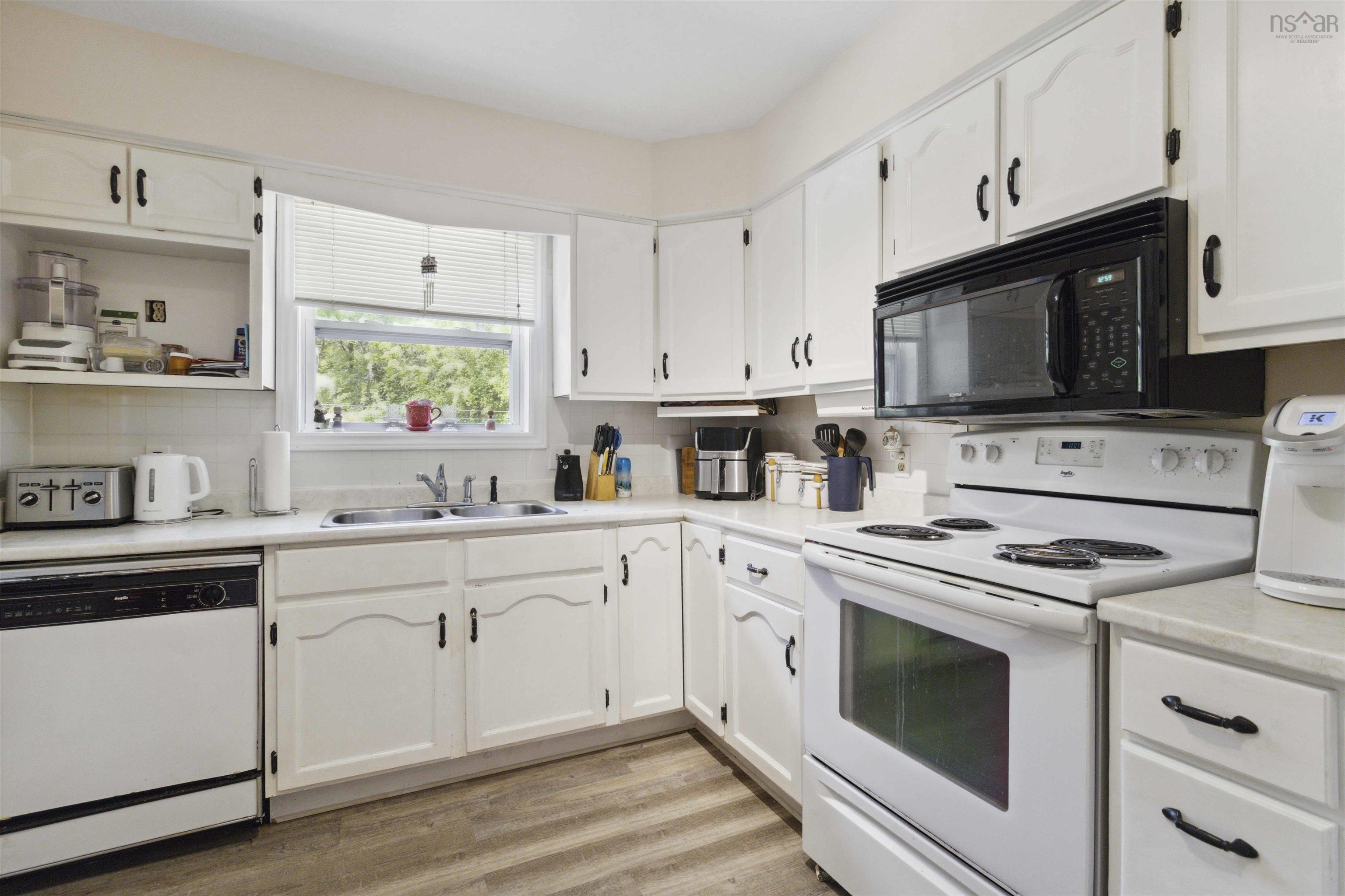 $389,900.00: 15 Contessa, Lower Sackville