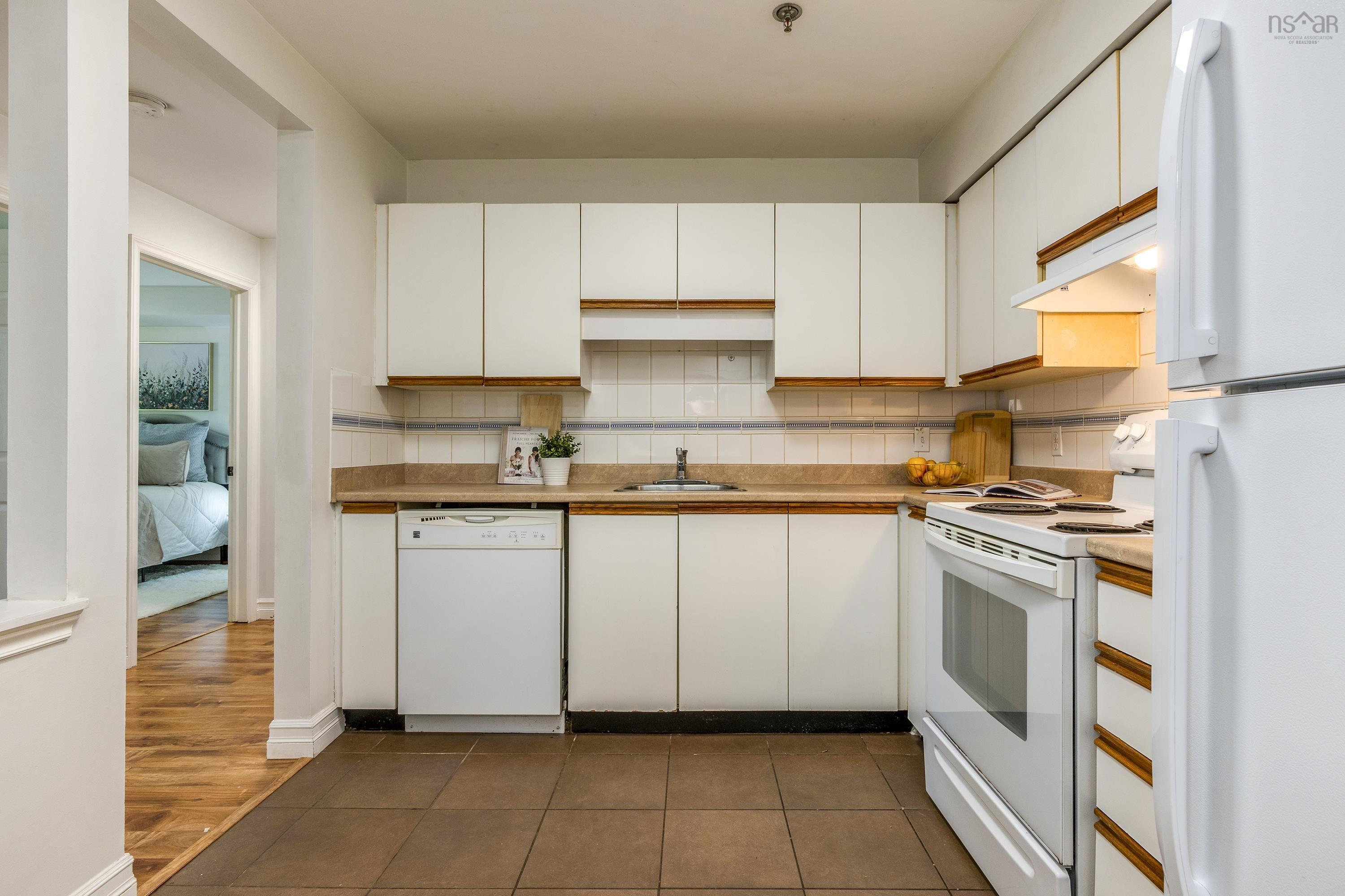 $339,900.00: 209 83 Kearney Lake Road, Halifax