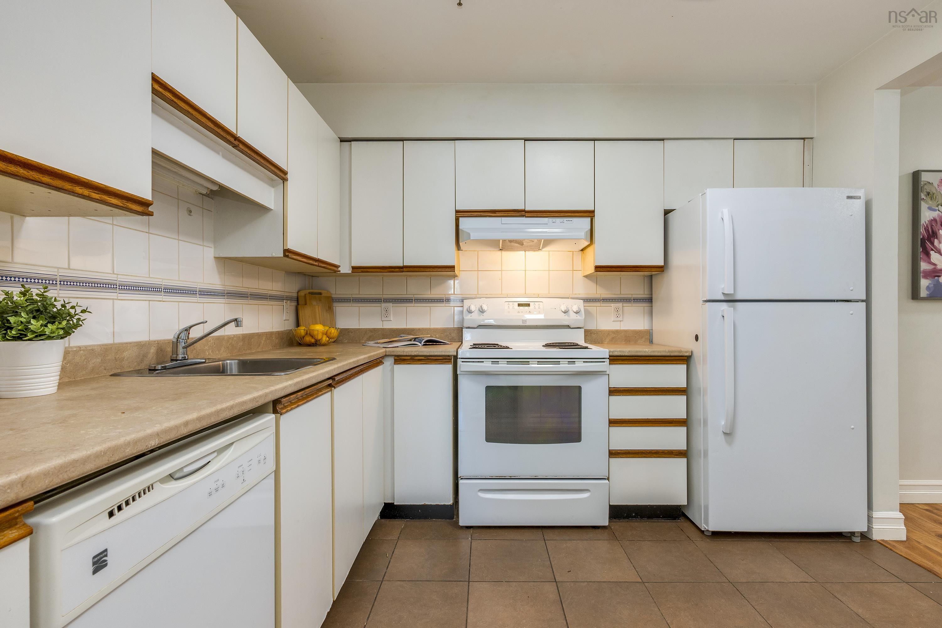 $339,900.00: 209 83 Kearney Lake Road, Halifax