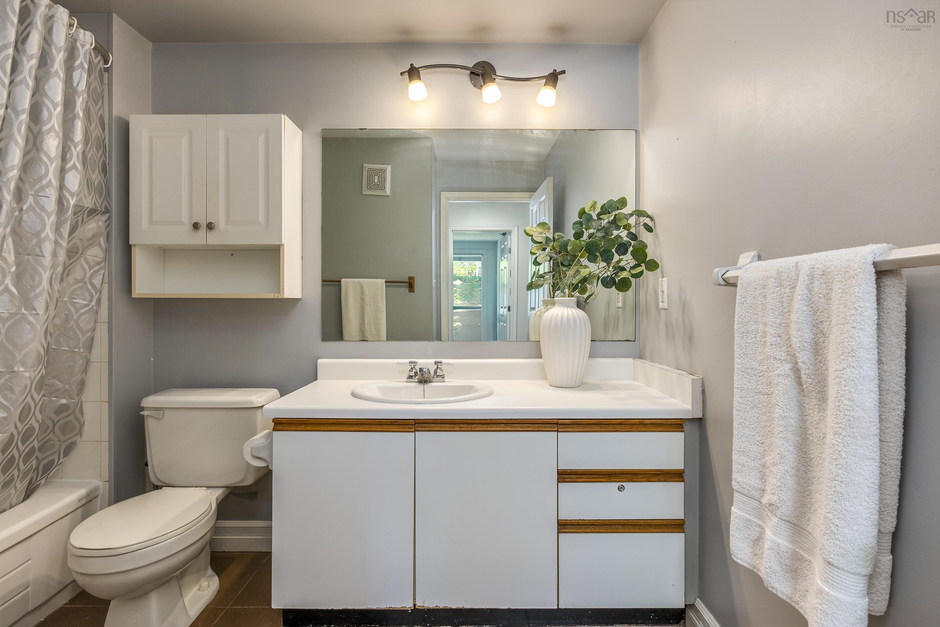 $339,900.00: 209 83 Kearney Lake Road, Halifax