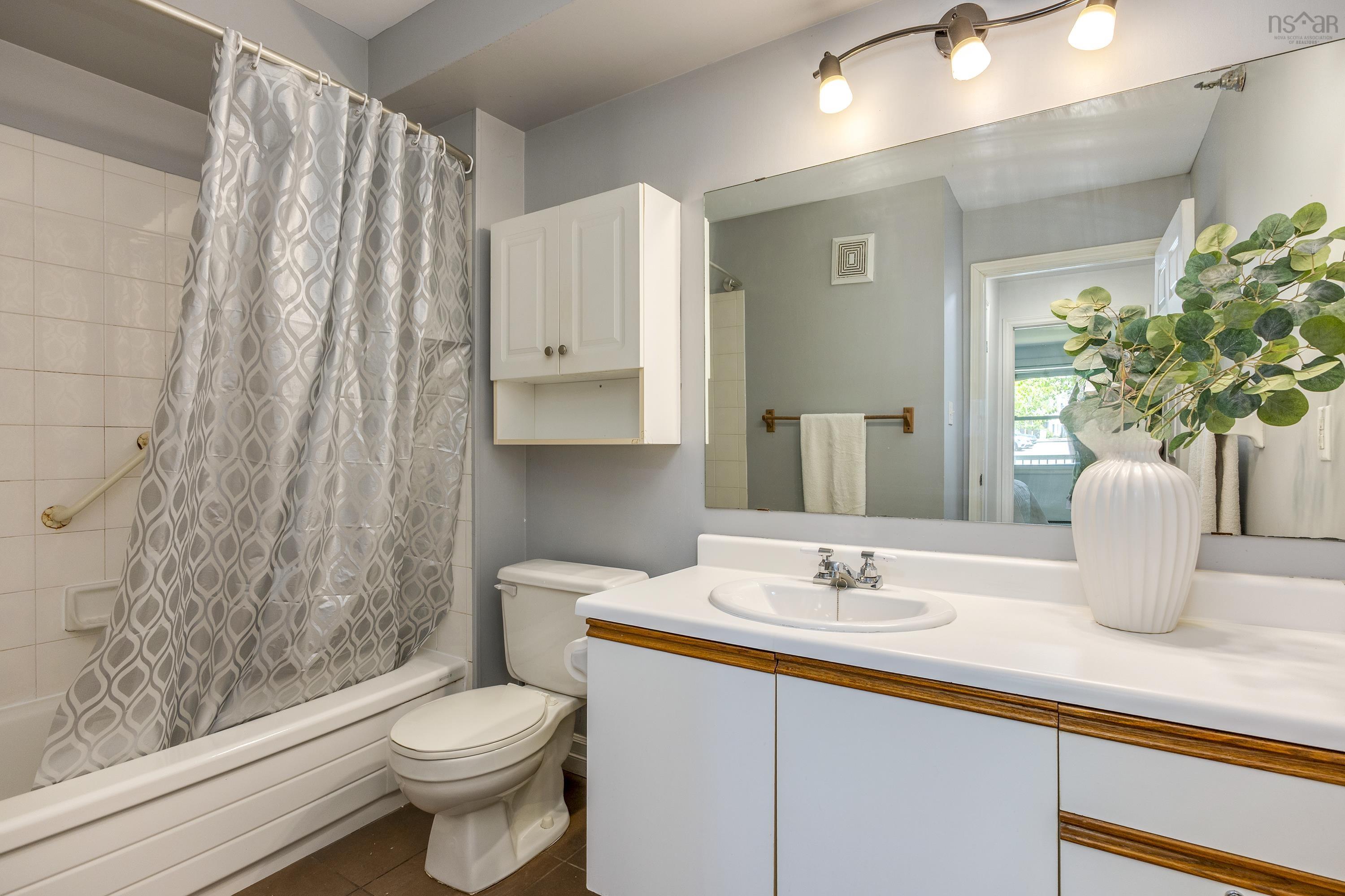 $339,900.00: 209 83 Kearney Lake Road, Halifax