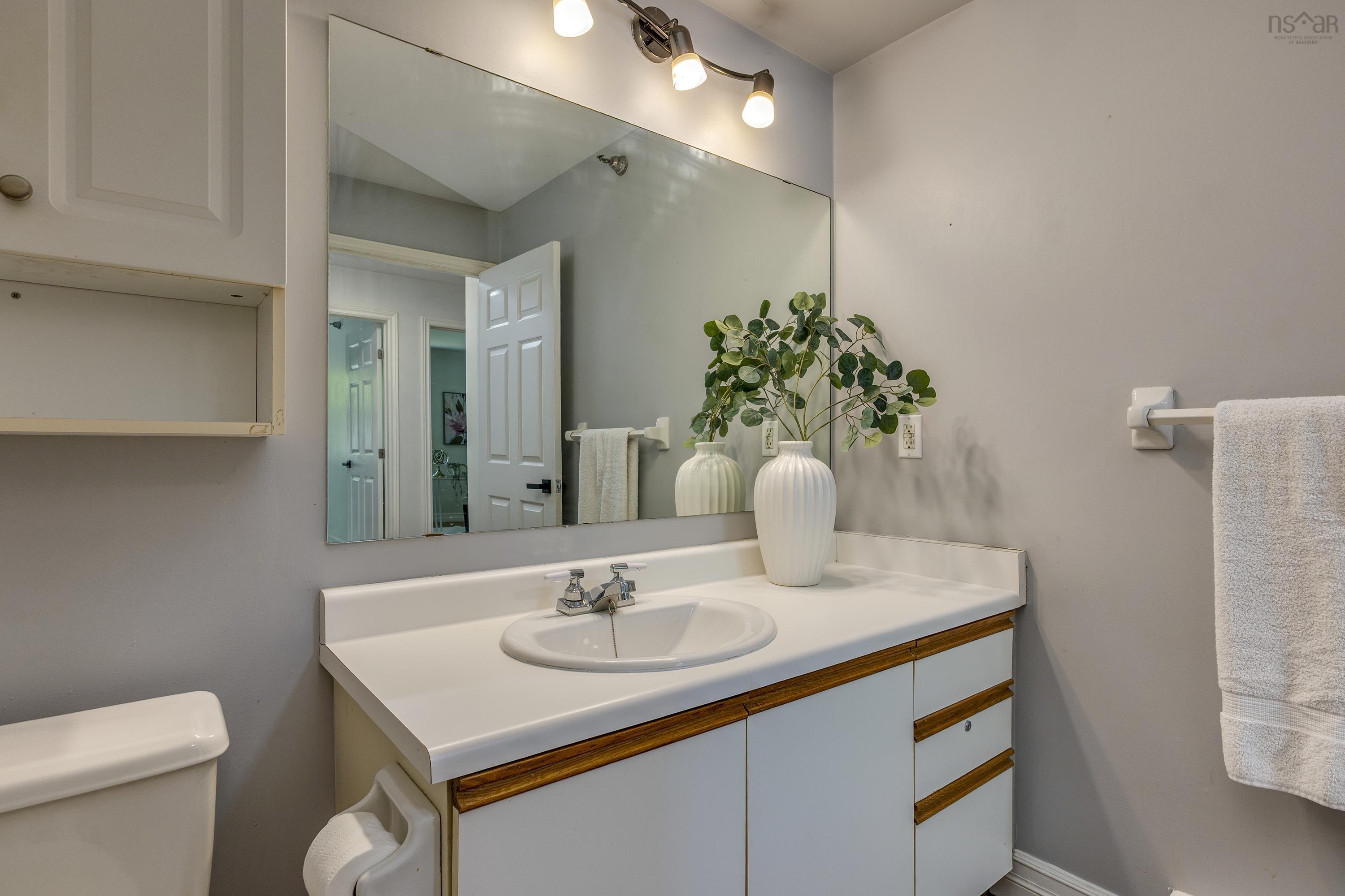 $339,900.00: 209 83 Kearney Lake Road, Halifax