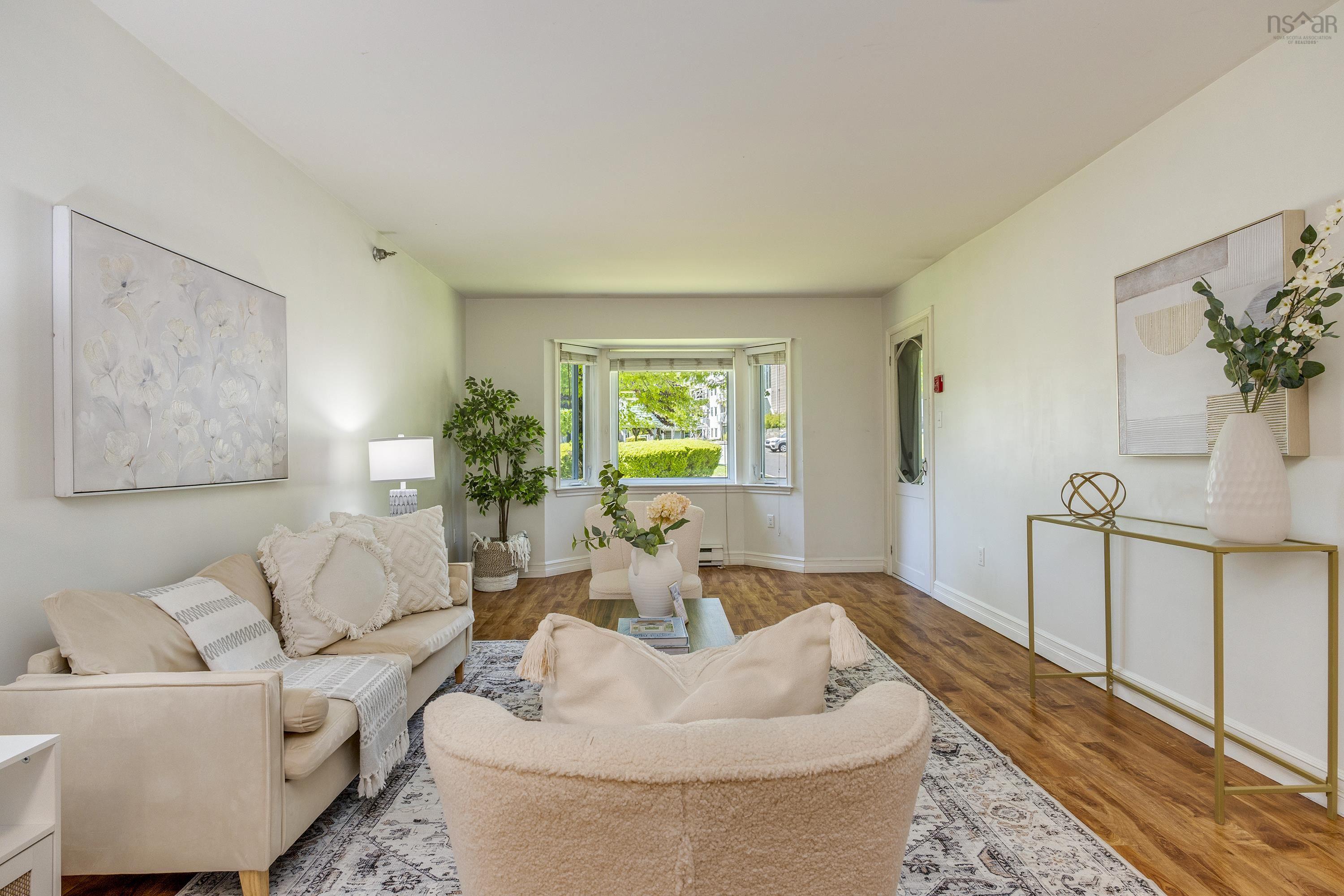 $339,900.00: 209 83 Kearney Lake Road, Halifax