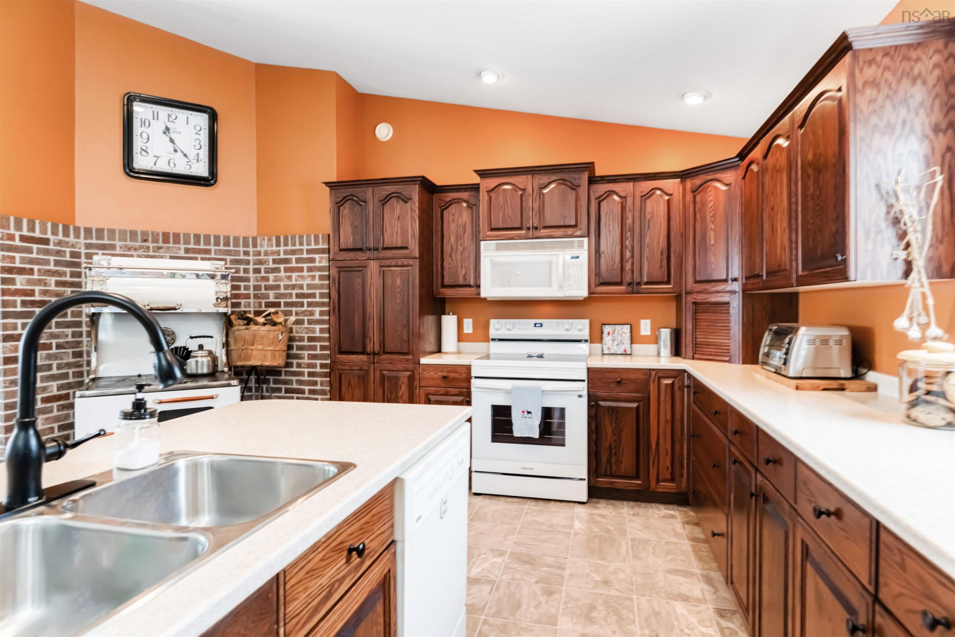 $759,900.00: 2135 Highway 221, Dempseys Corner