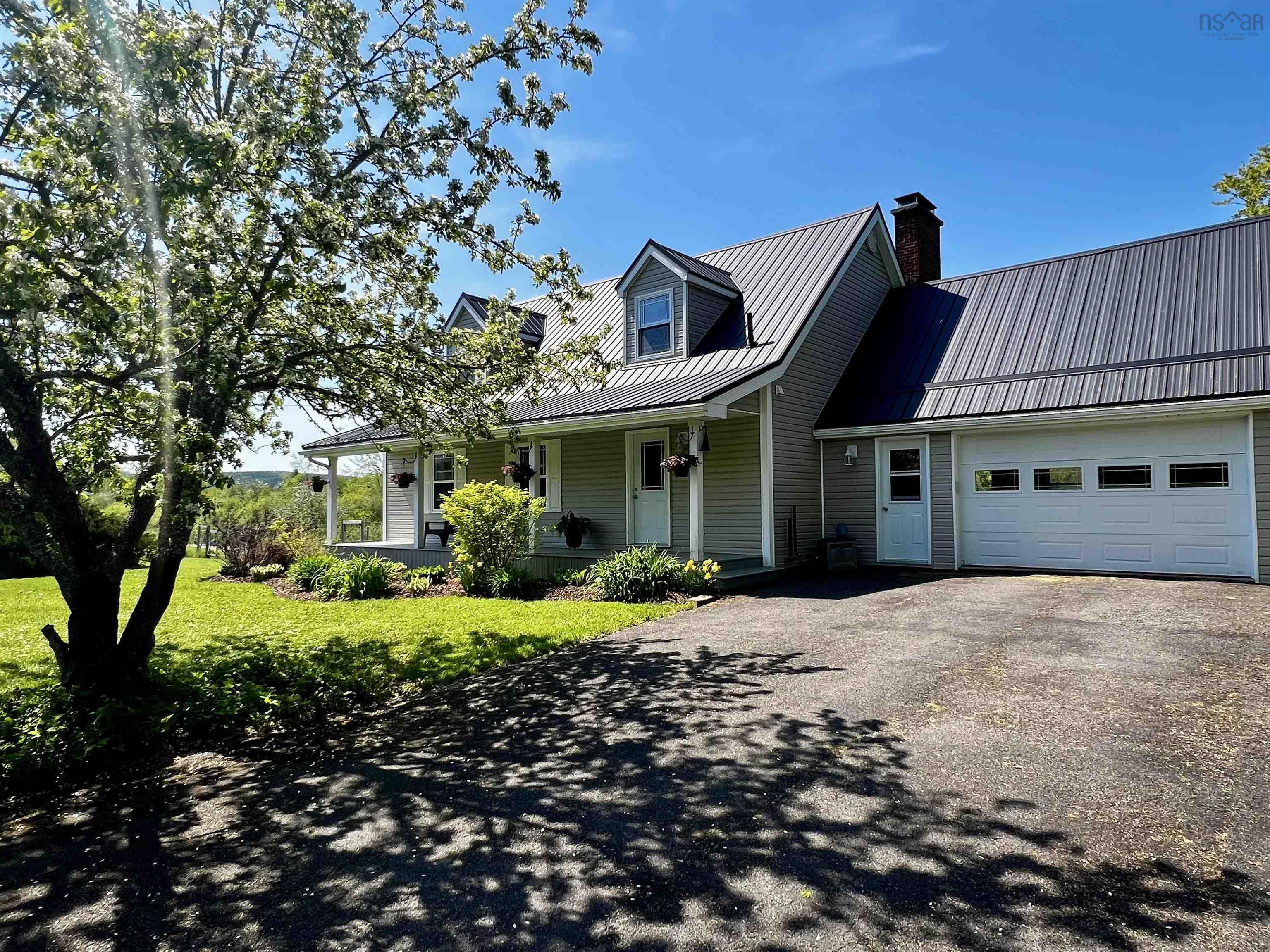 $695,000.00: 951 East River East Side Road, Glencoe