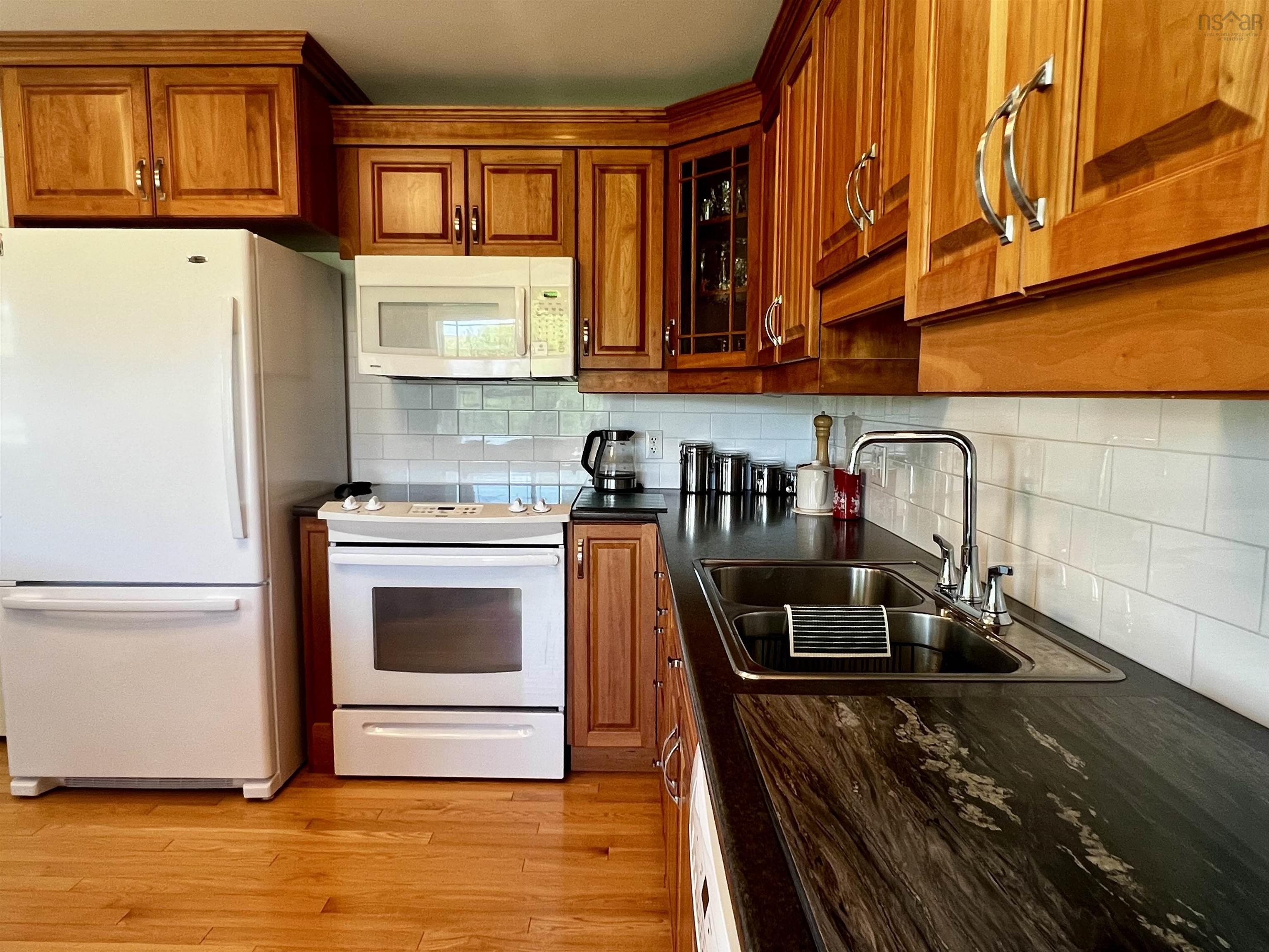 $695,000.00: 951 East River East Side Road, Glencoe
