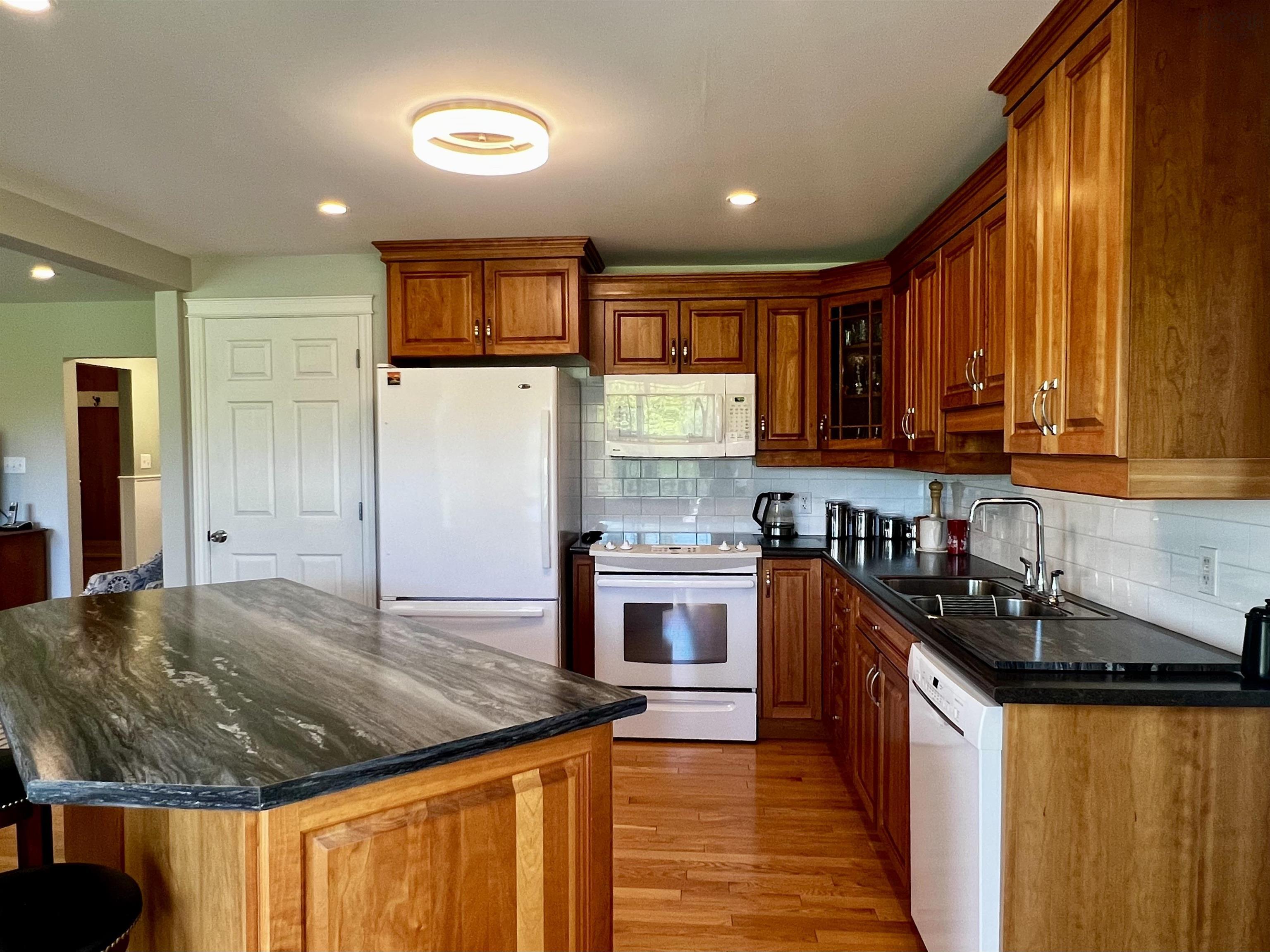 $695,000.00: 951 East River East Side Road, Glencoe