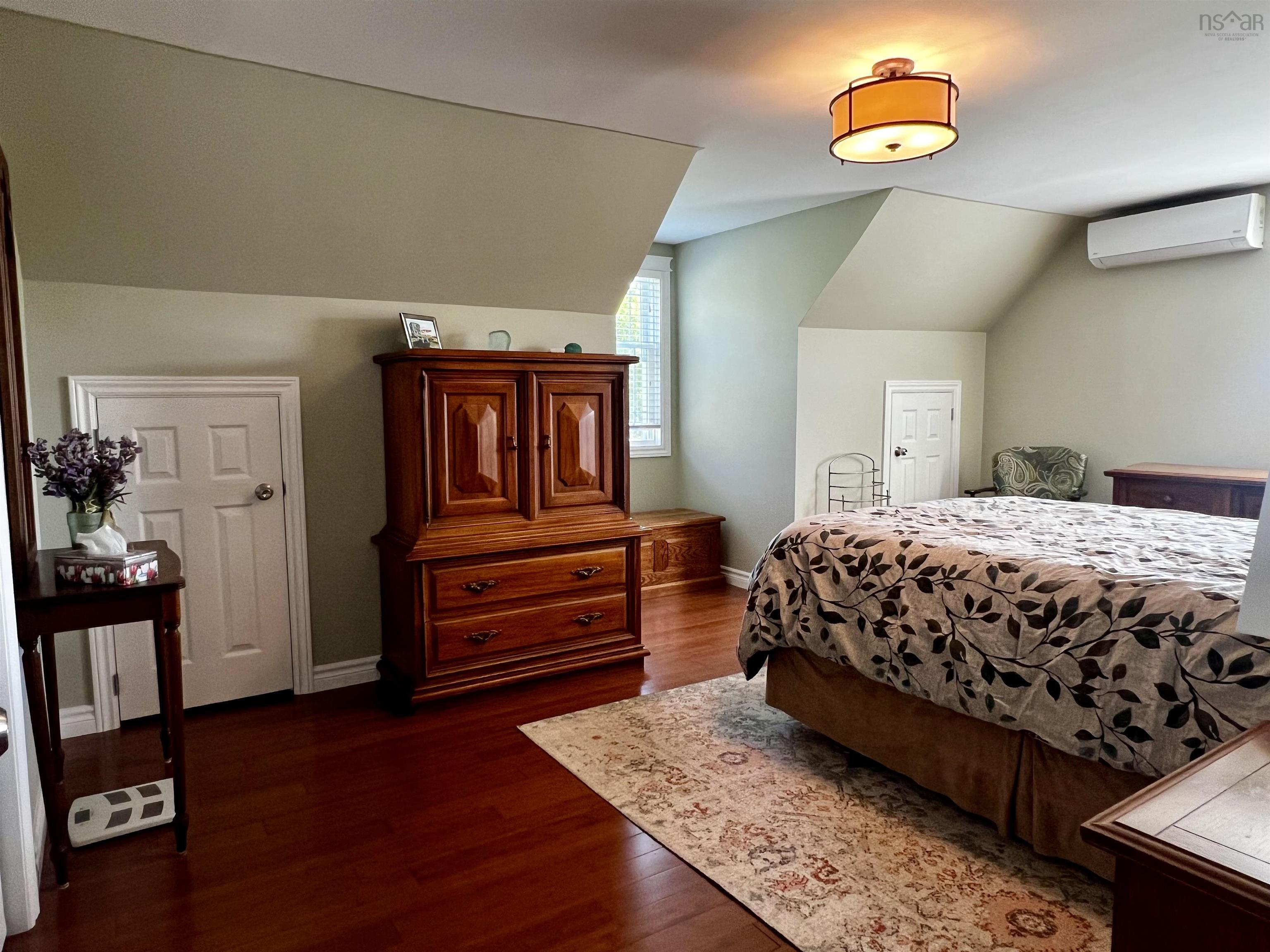 $695,000.00: 951 East River East Side Road, Glencoe
