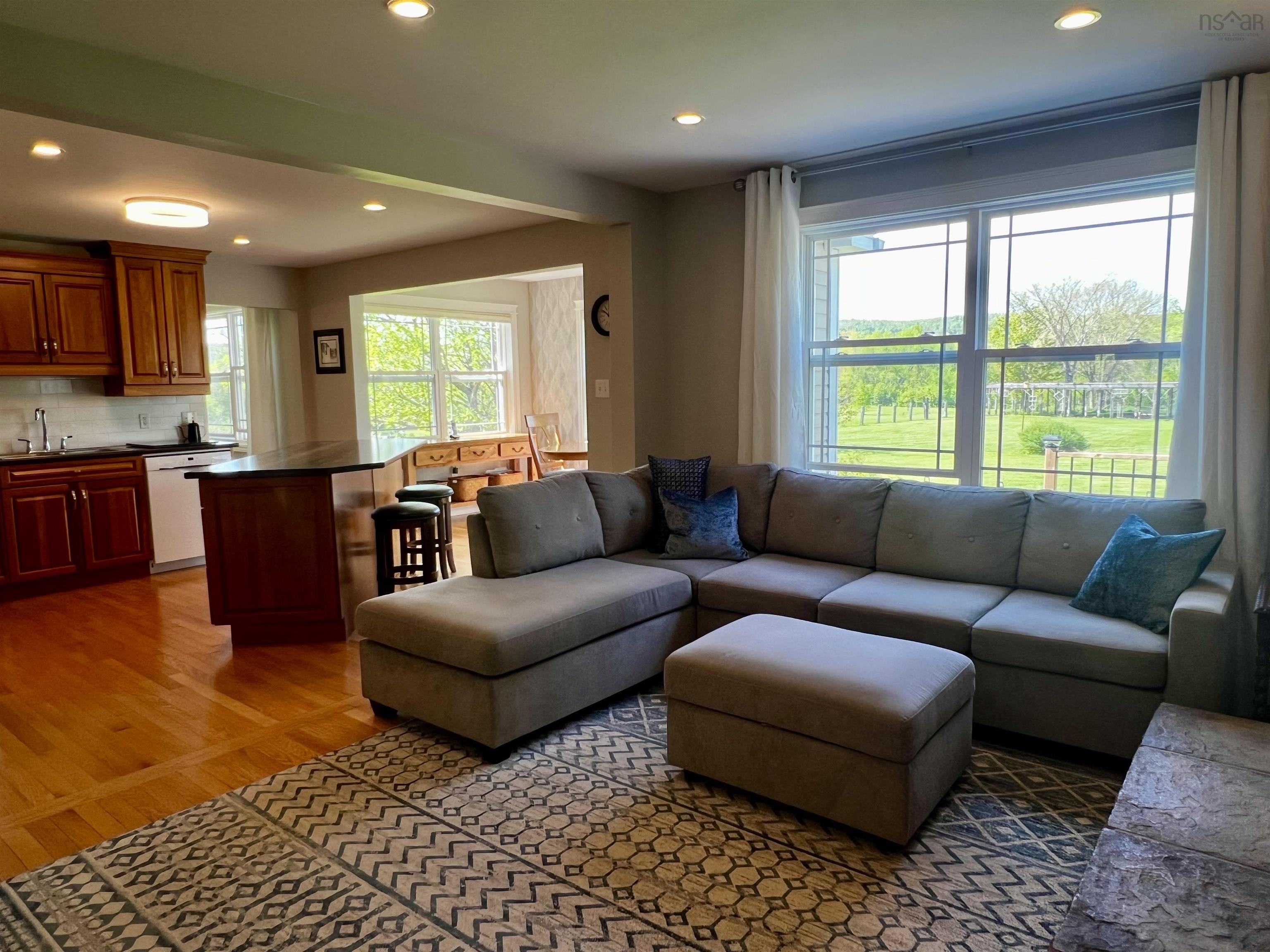 $695,000.00: 951 East River East Side Road, Glencoe