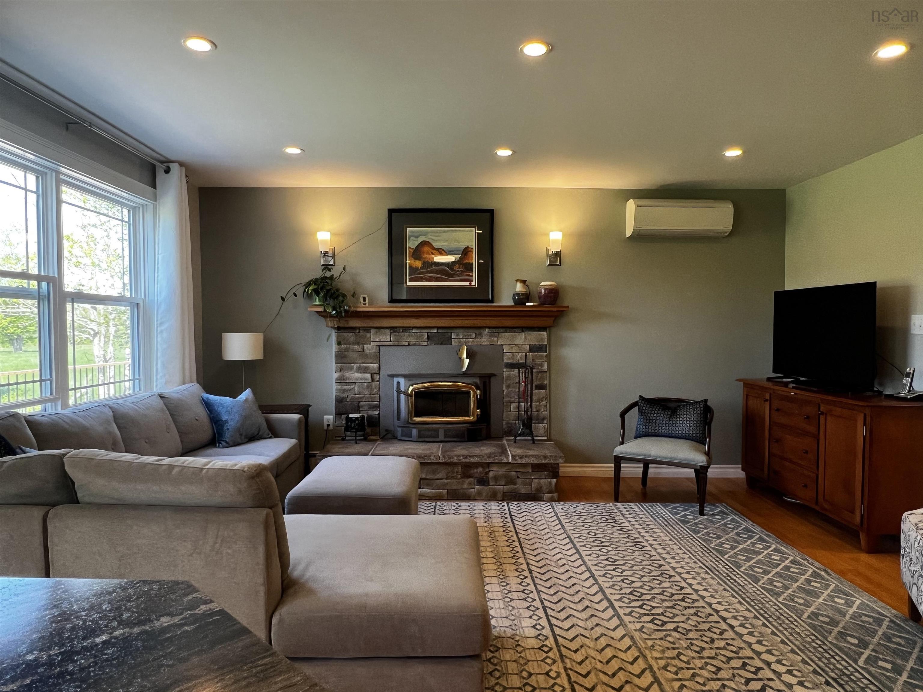 $695,000.00: 951 East River East Side Road, Glencoe