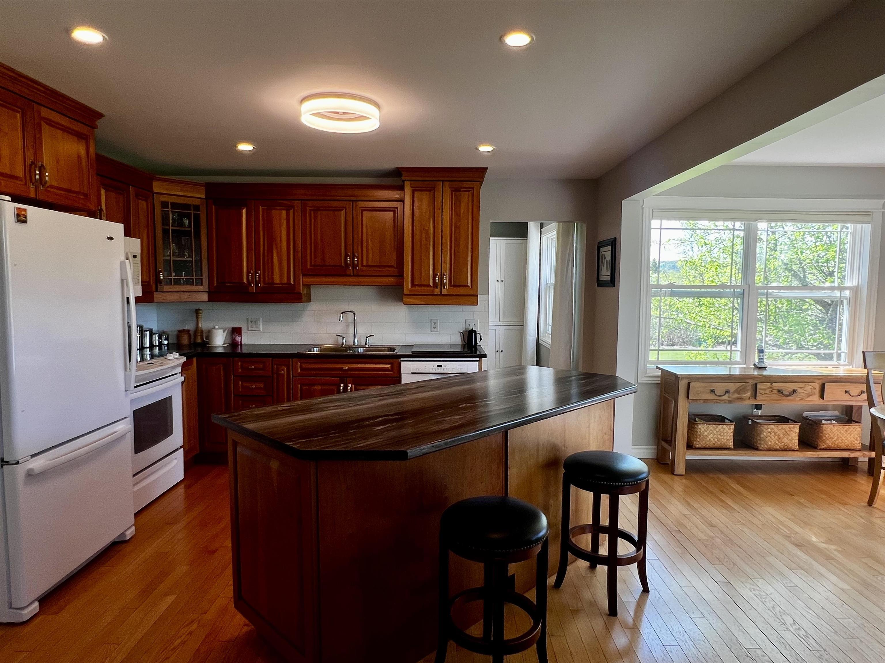 $695,000.00: 951 East River East Side Road, Glencoe