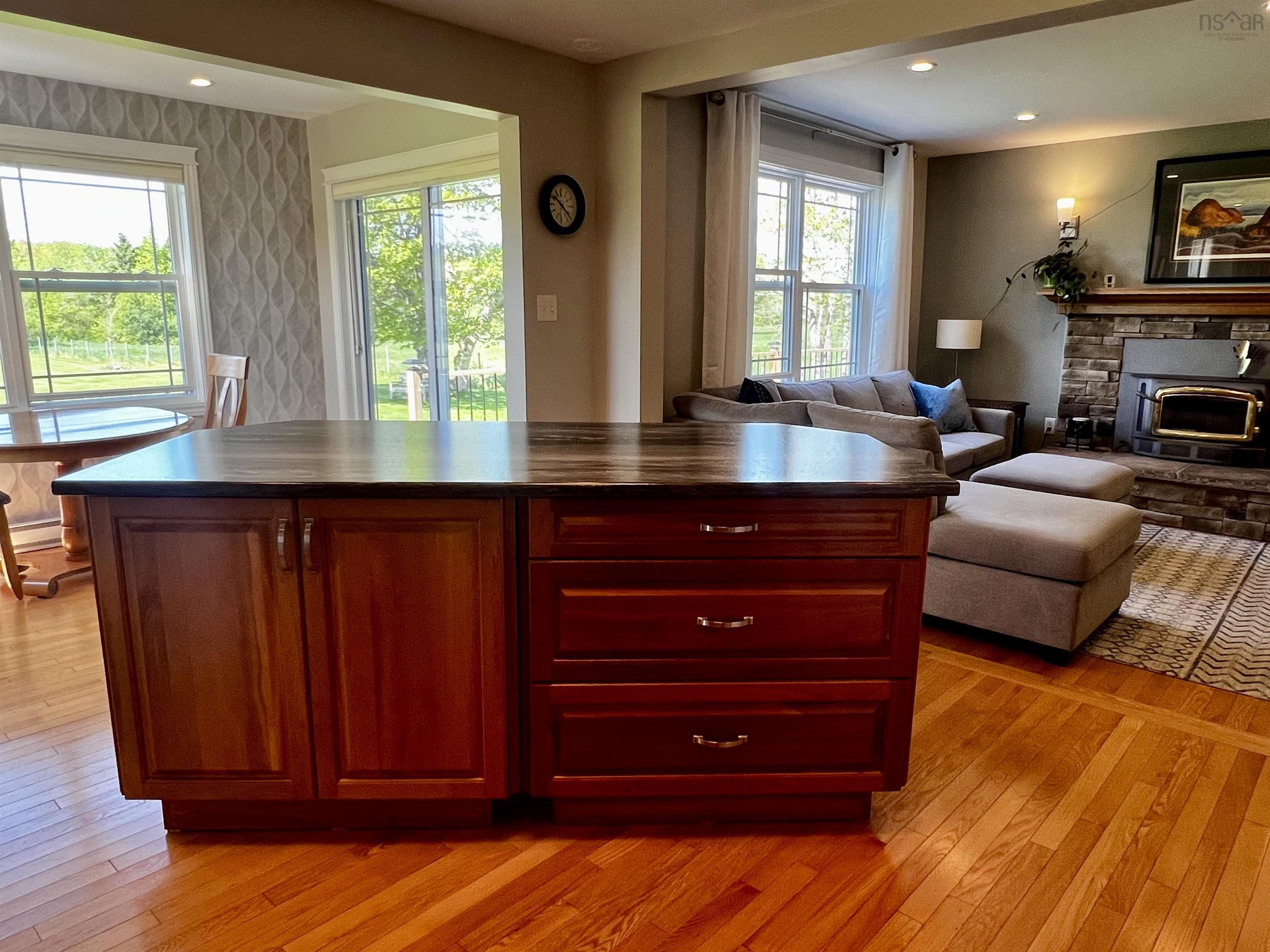 $695,000.00: 951 East River East Side Road, Glencoe