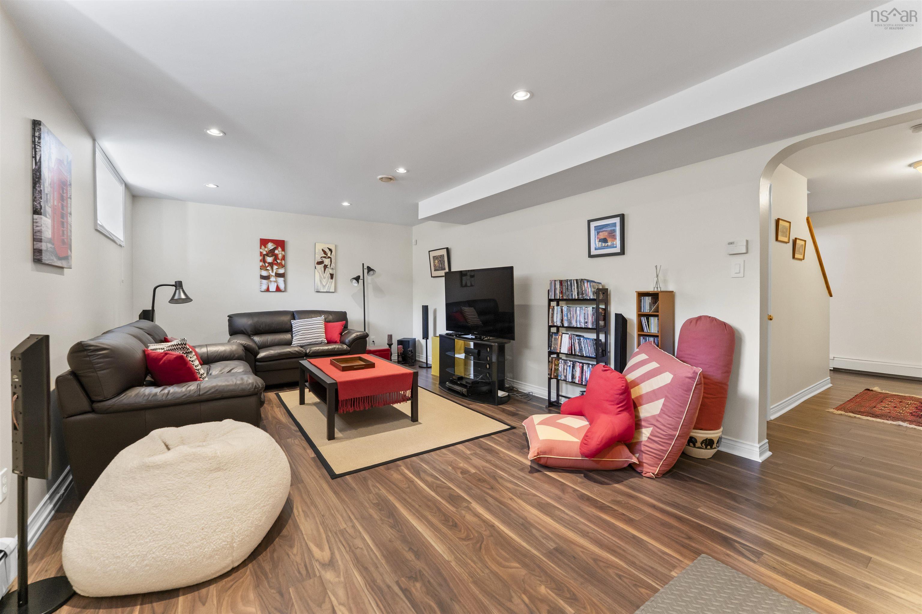 $989,900.00: 11 Parkmount Close, Halifax