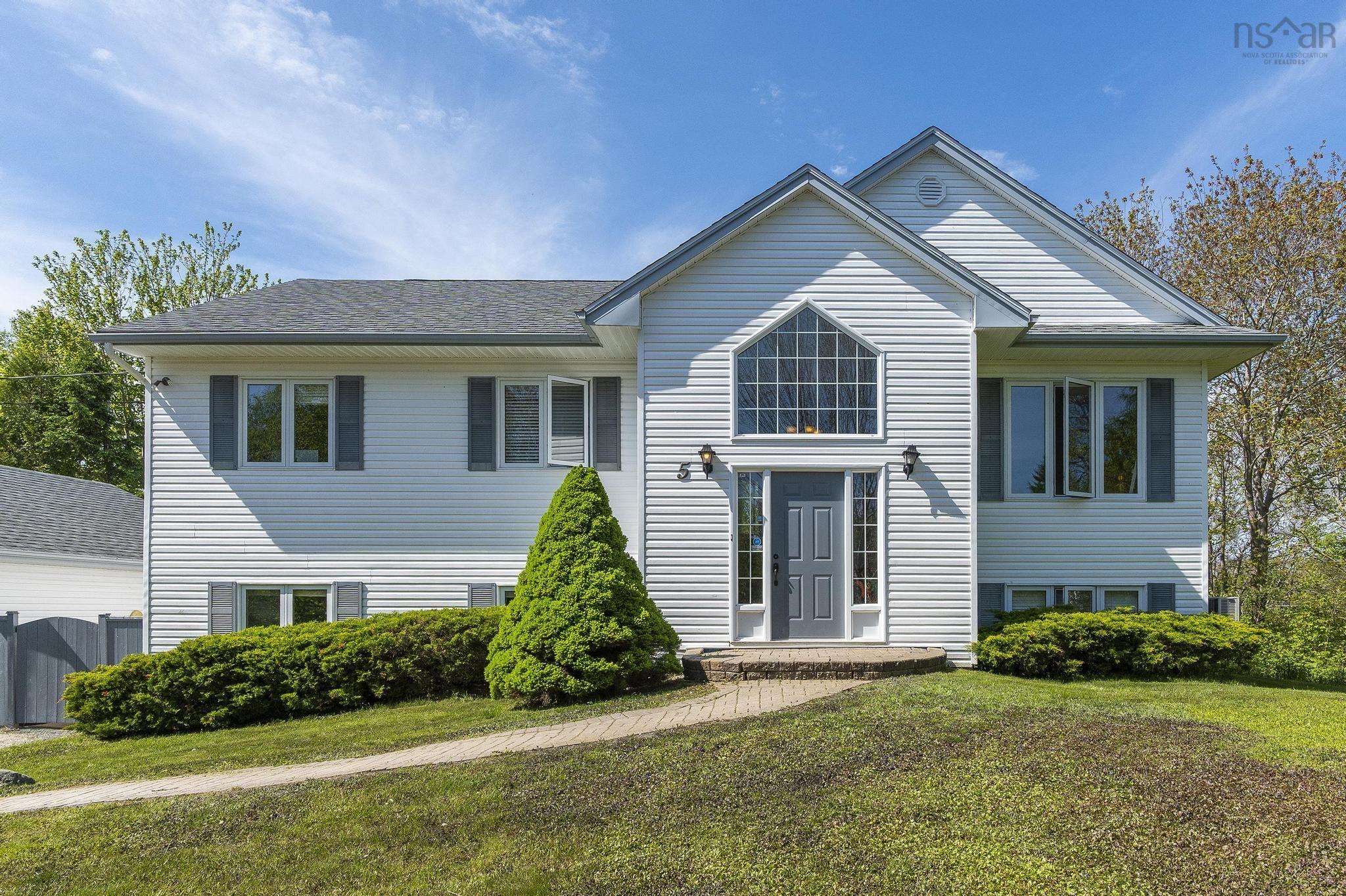 $699,900.00: 5 Waterloo Way, Stillwater Lake