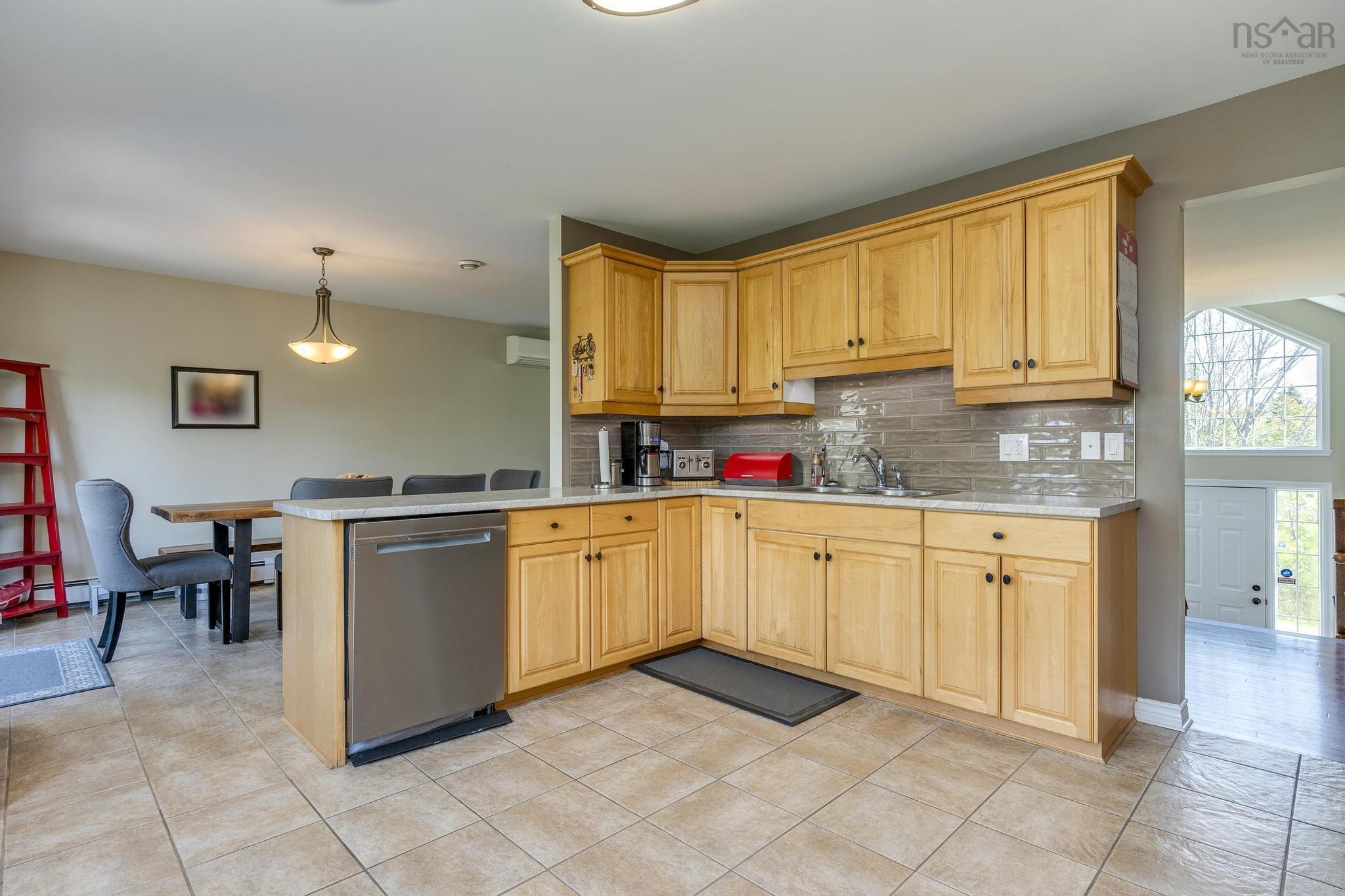 $699,900.00: 5 Waterloo Way, Stillwater Lake