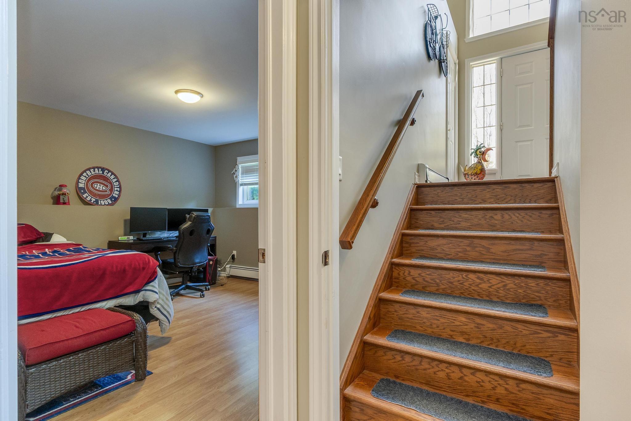 $699,900.00: 5 Waterloo Way, Stillwater Lake