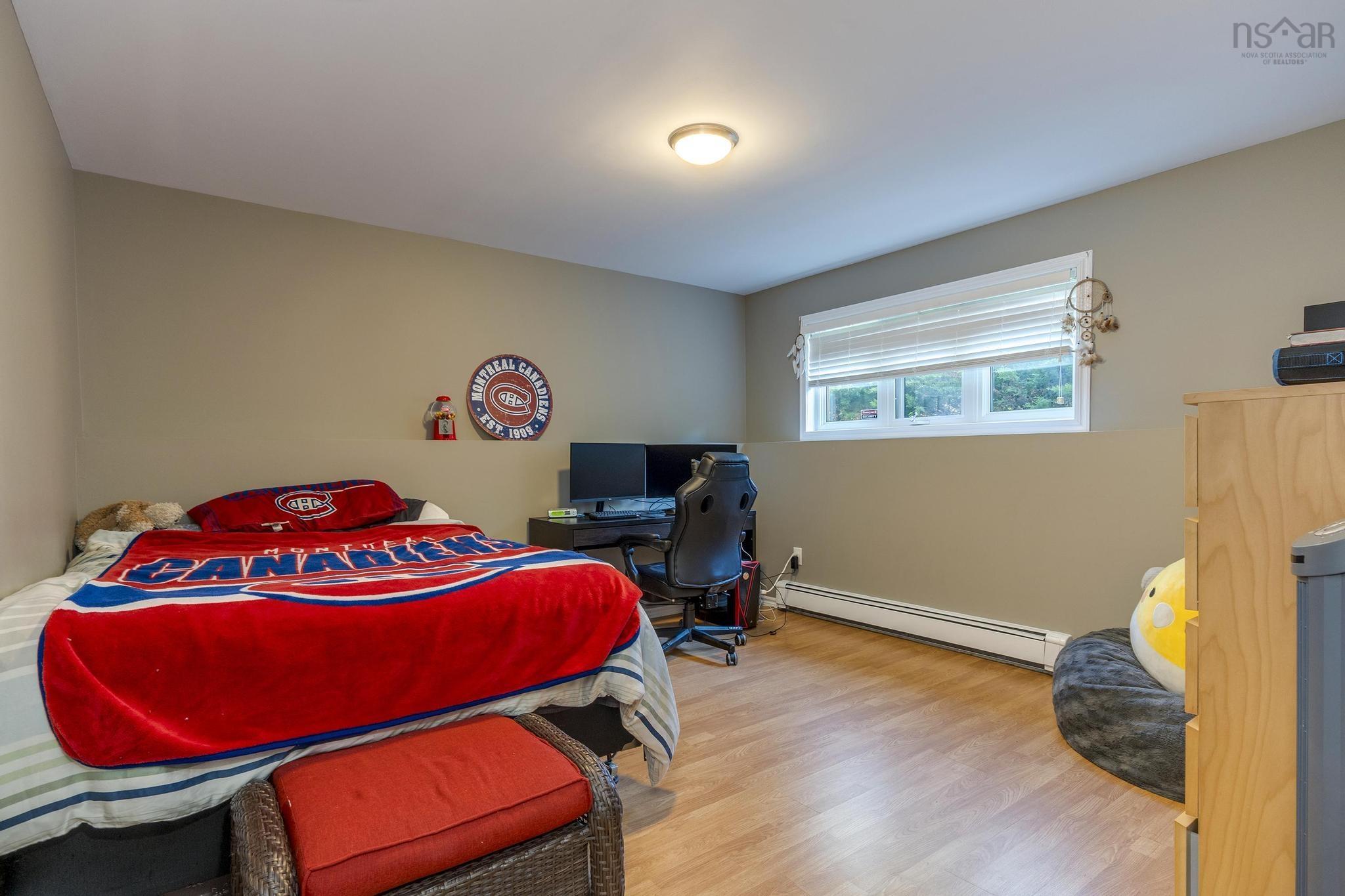 $699,900.00: 5 Waterloo Way, Stillwater Lake