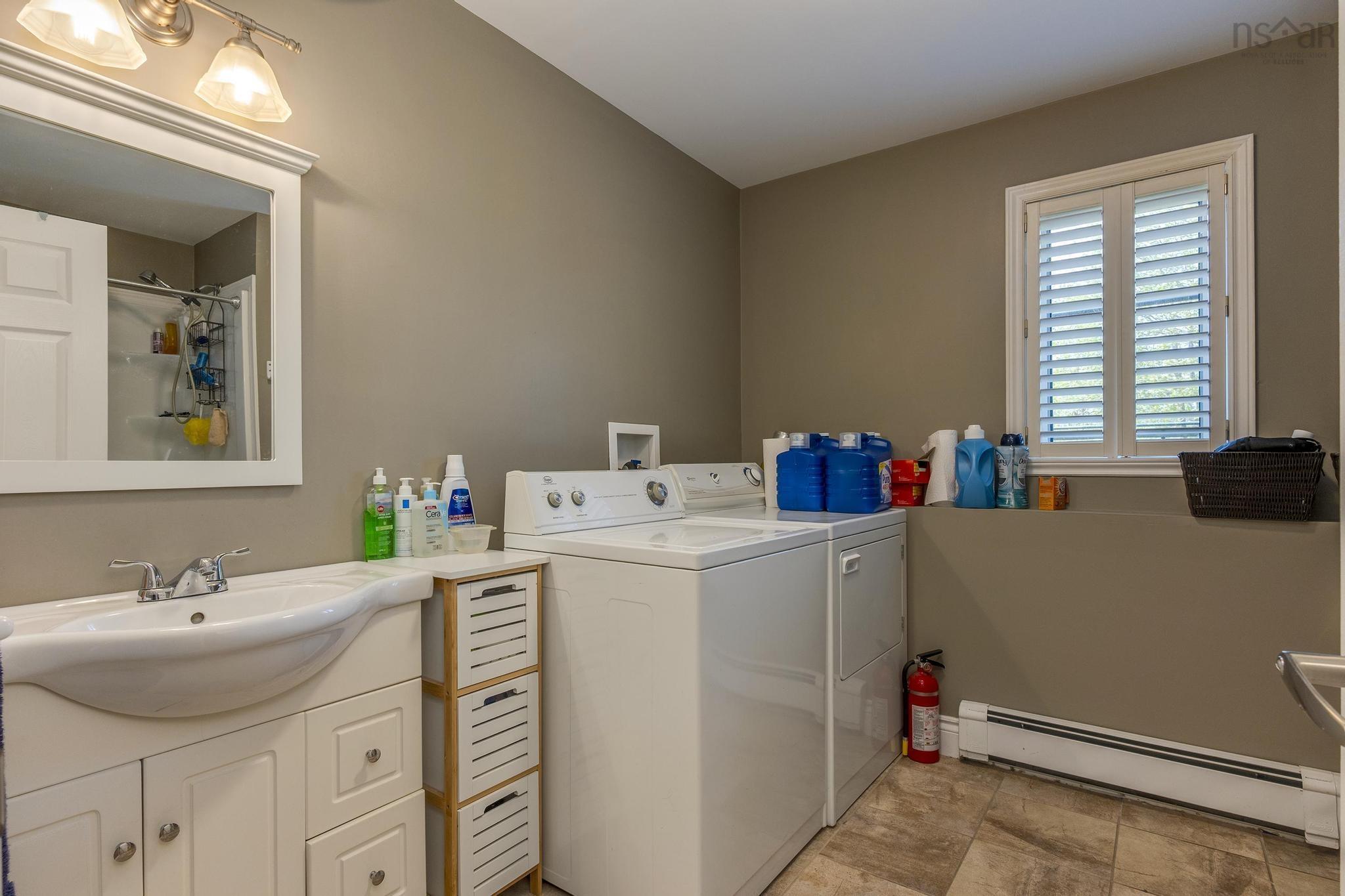 $699,900.00: 5 Waterloo Way, Stillwater Lake