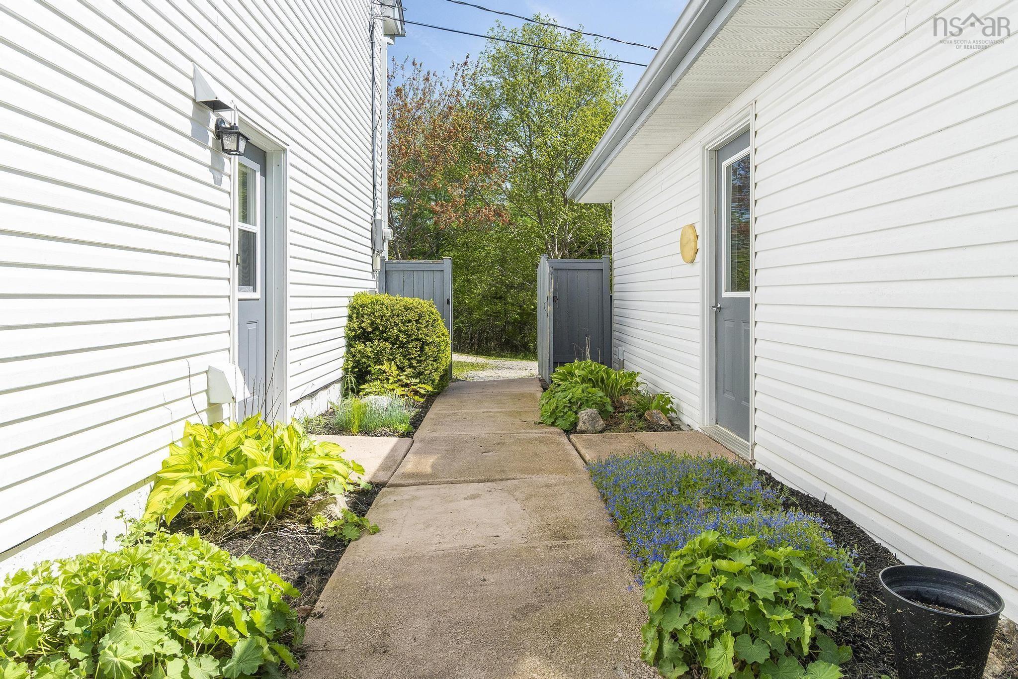 $699,900.00: 5 Waterloo Way, Stillwater Lake