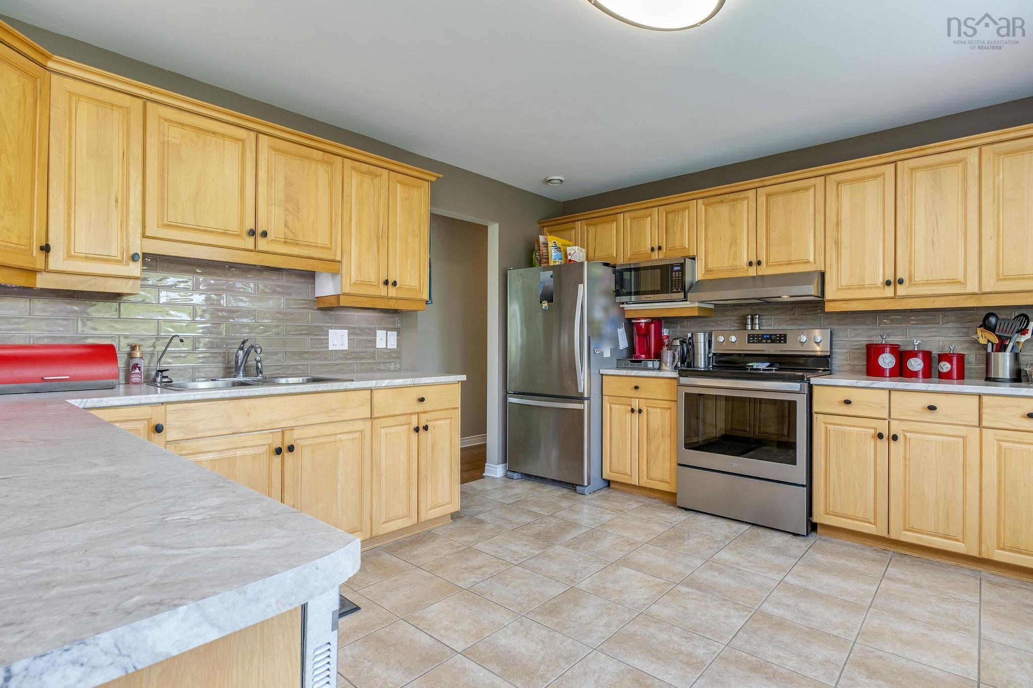 $699,900.00: 5 Waterloo Way, Stillwater Lake