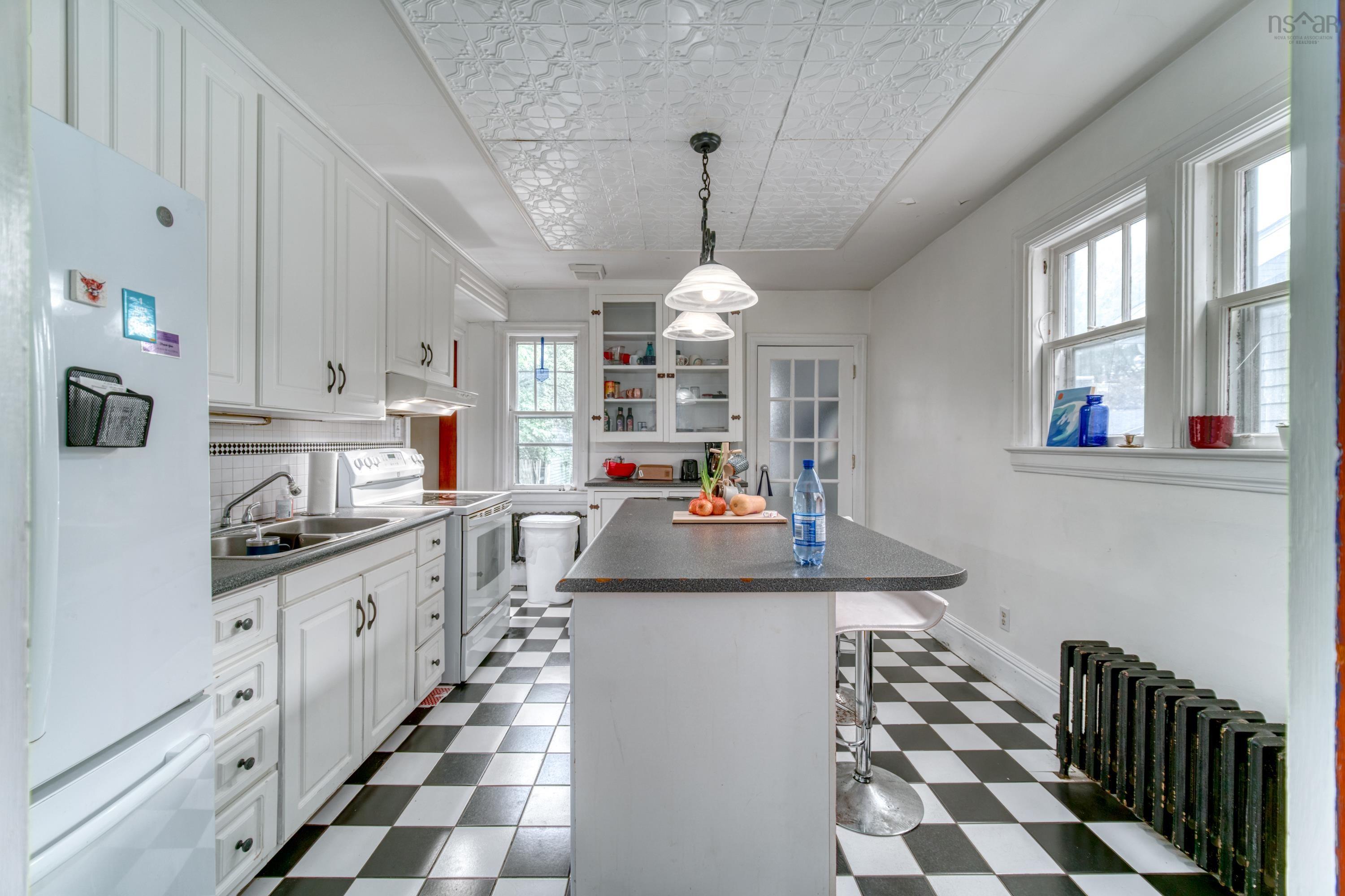 $879,000.00: 2078 Oxford Street, Halifax Regional Municipality