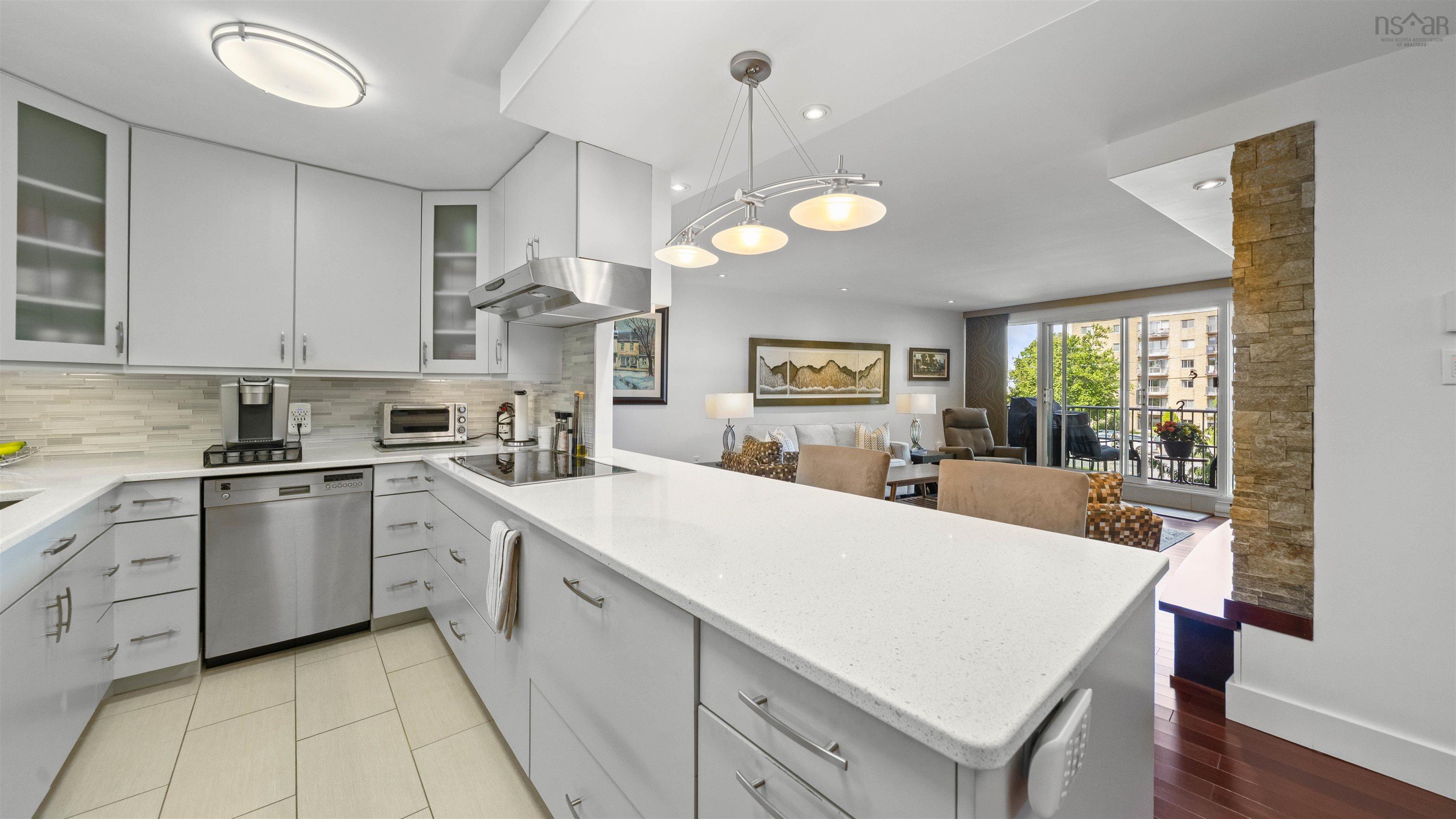 $499,900.00: C201 5561 Heatherwood Court, North End