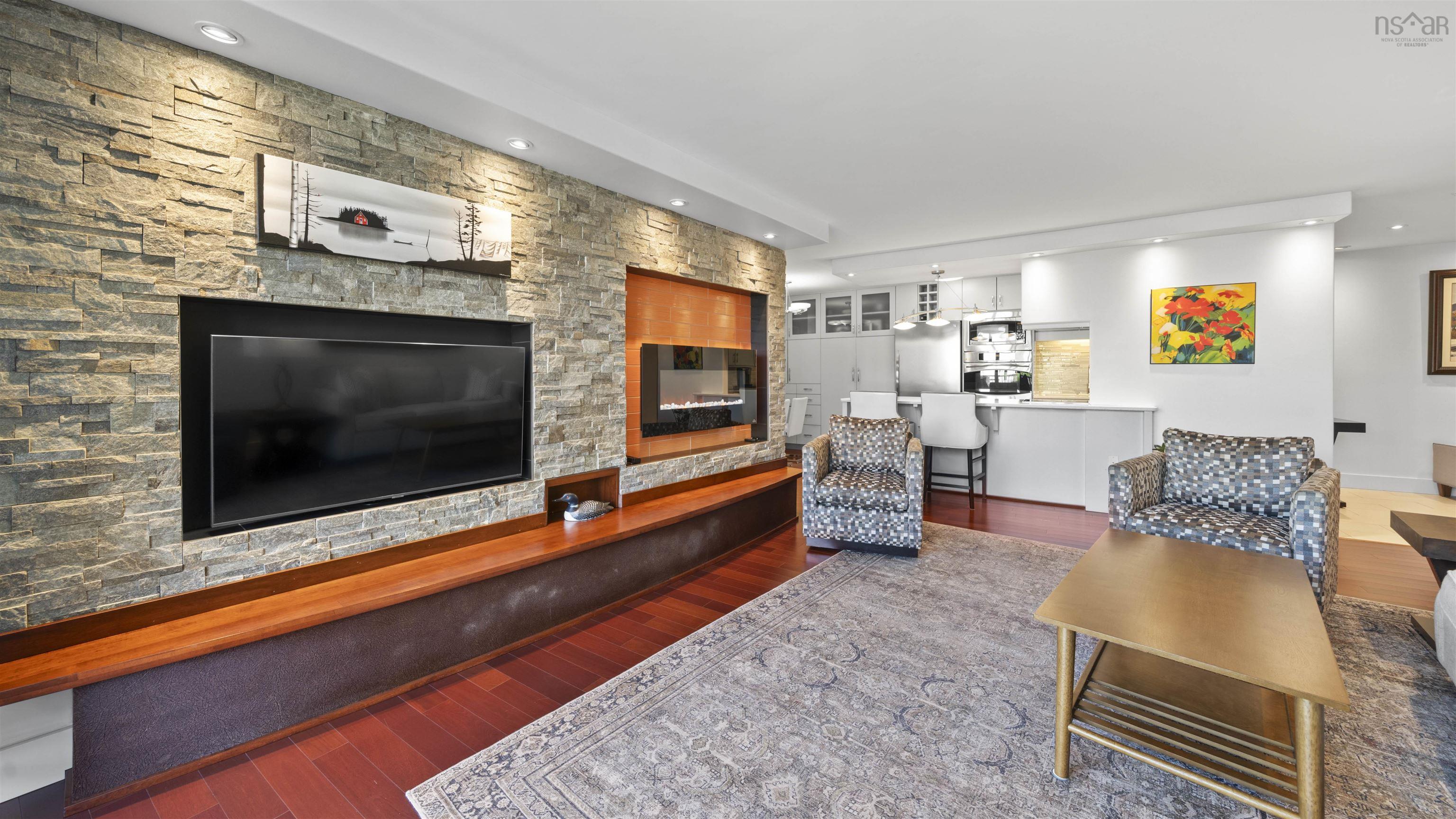 $499,900.00: C201 5561 Heatherwood Court, North End
