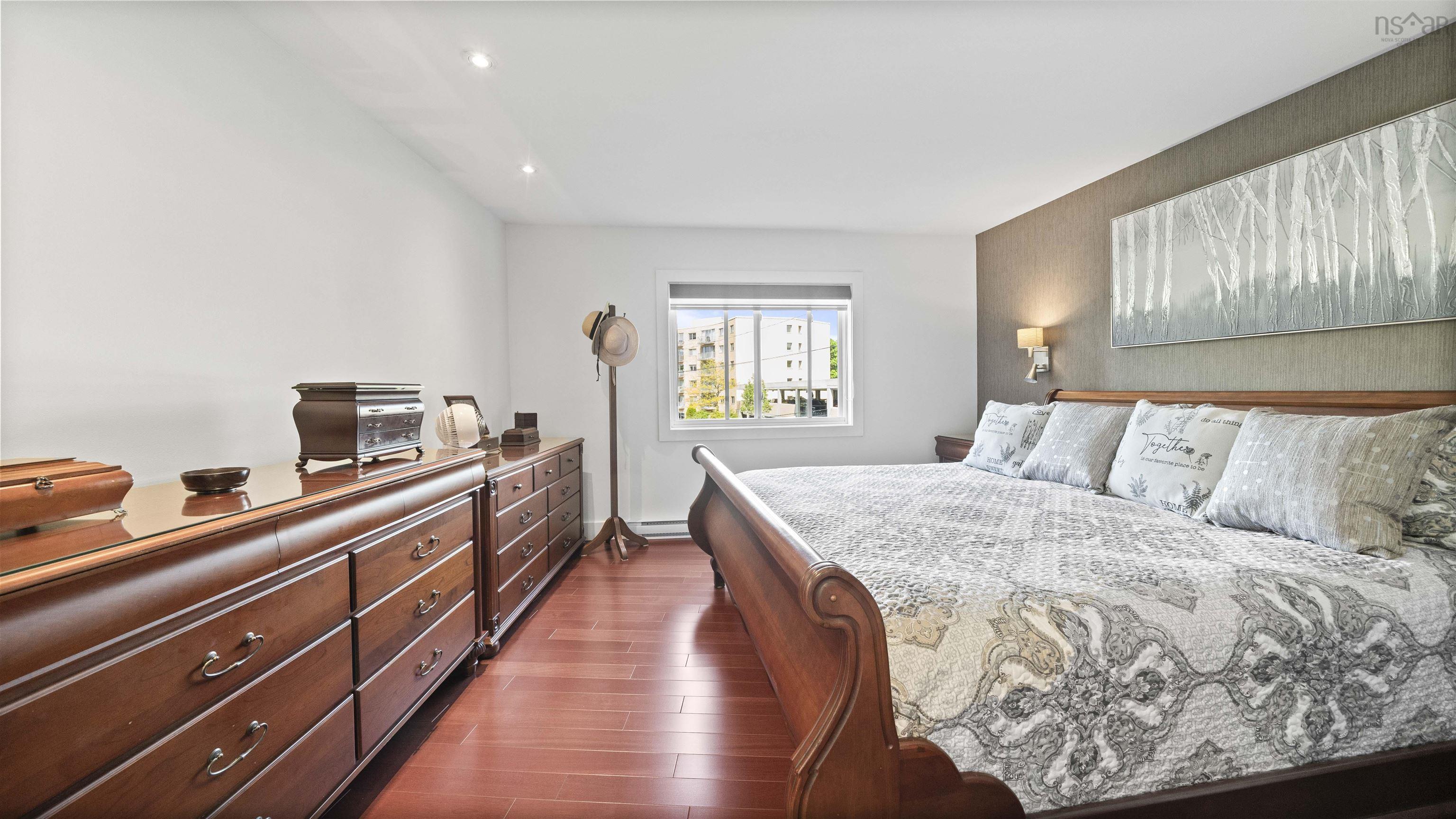 $499,900.00: C201 5561 Heatherwood Court, North End