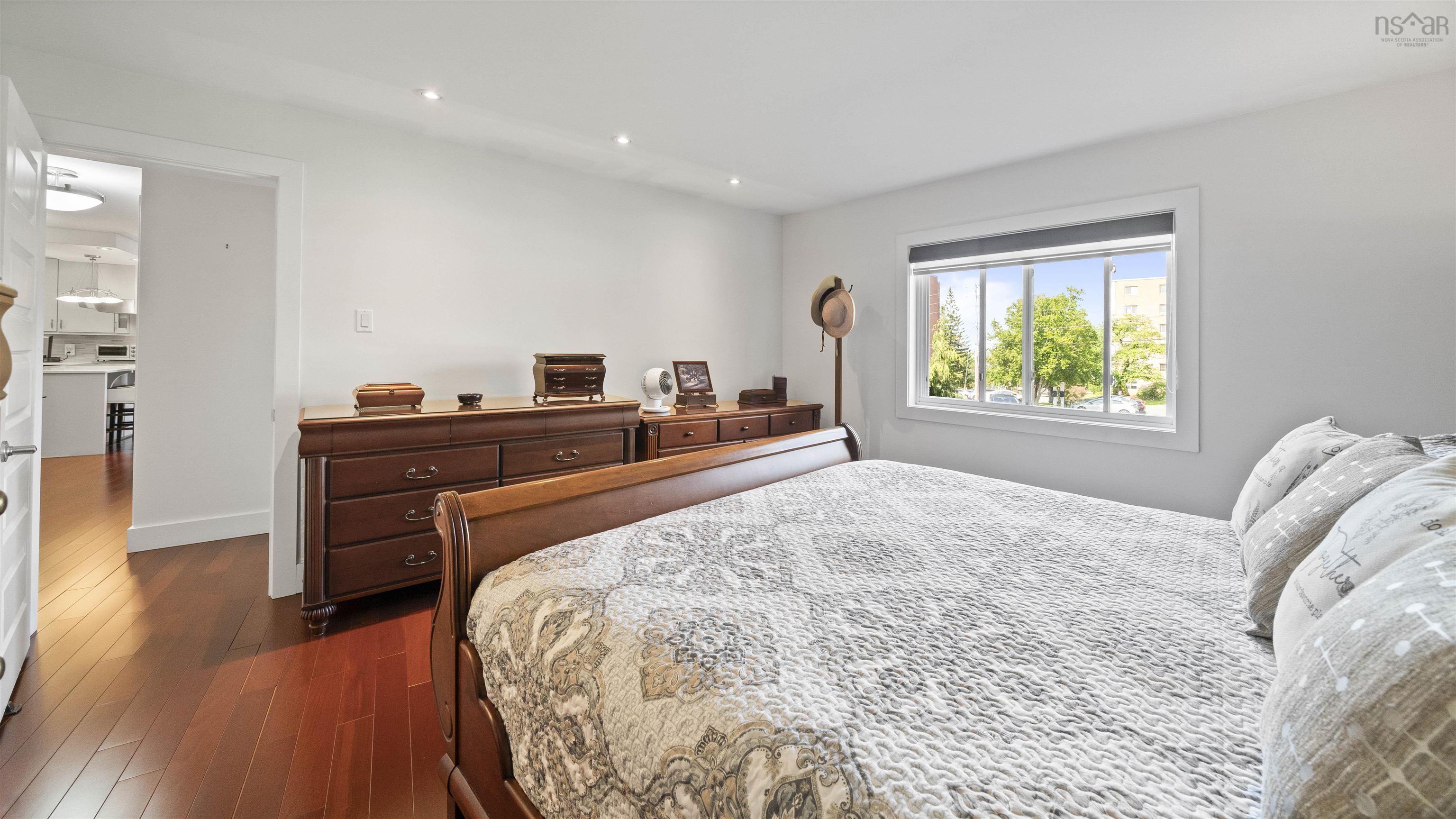 $499,900.00: C201 5561 Heatherwood Court, North End