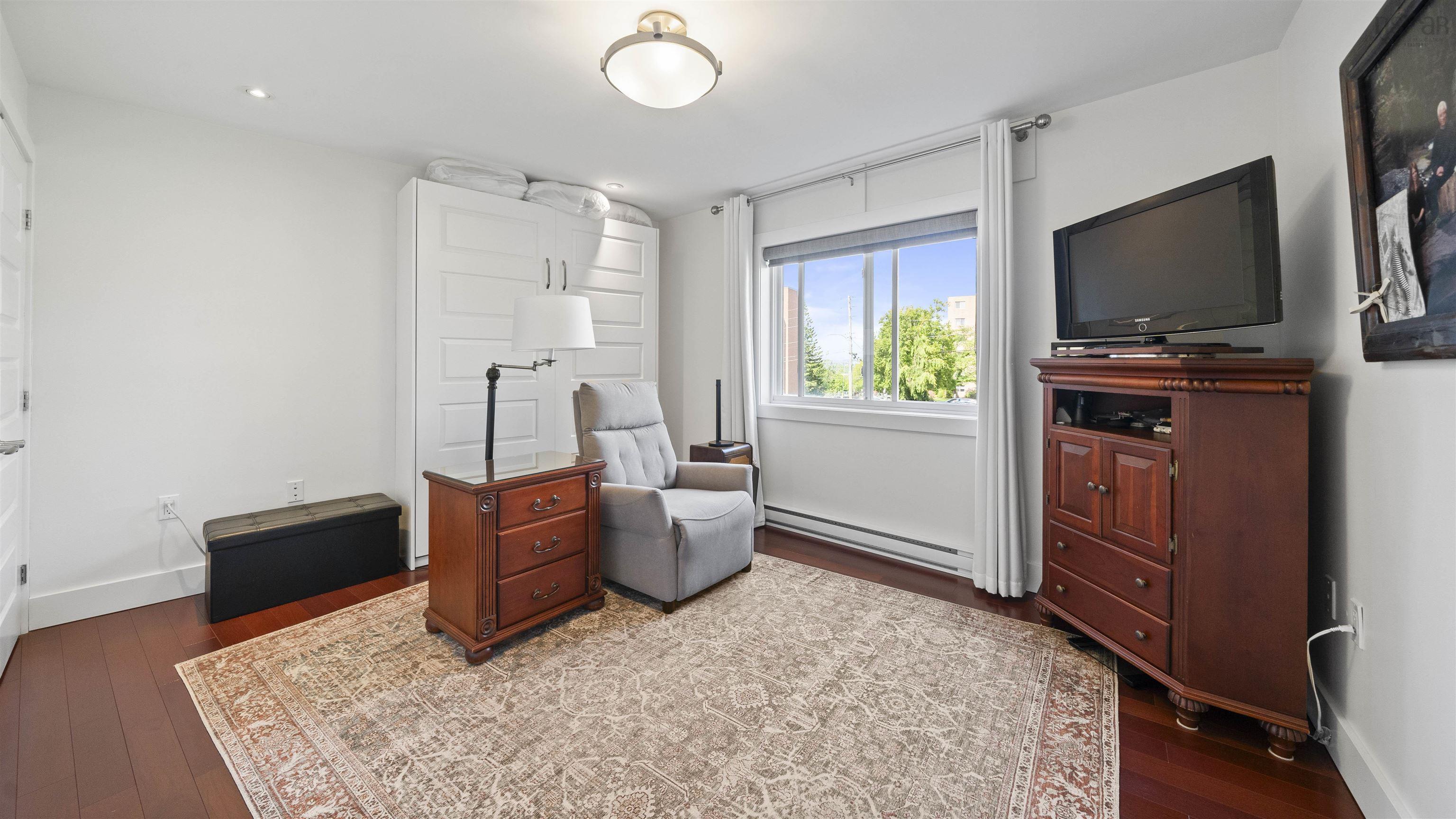 $499,900.00: C201 5561 Heatherwood Court, North End