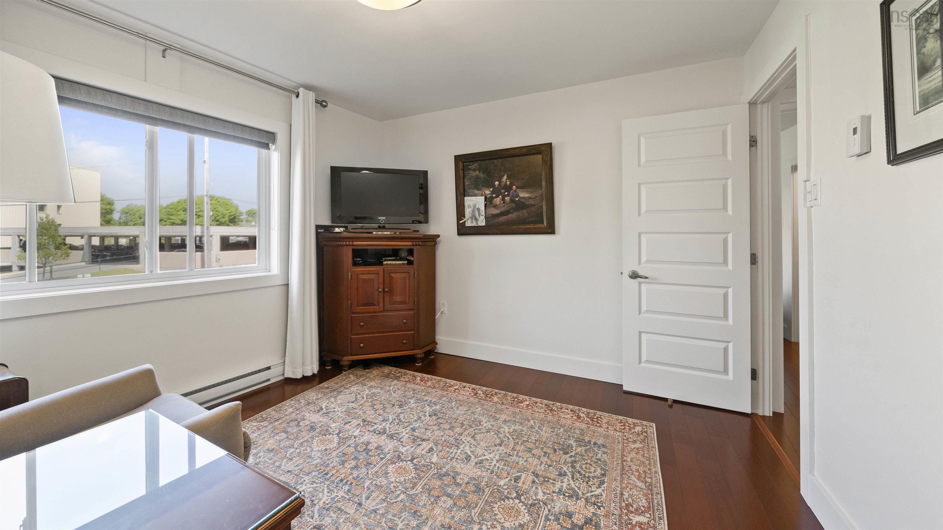 $499,900.00: C201 5561 Heatherwood Court, North End