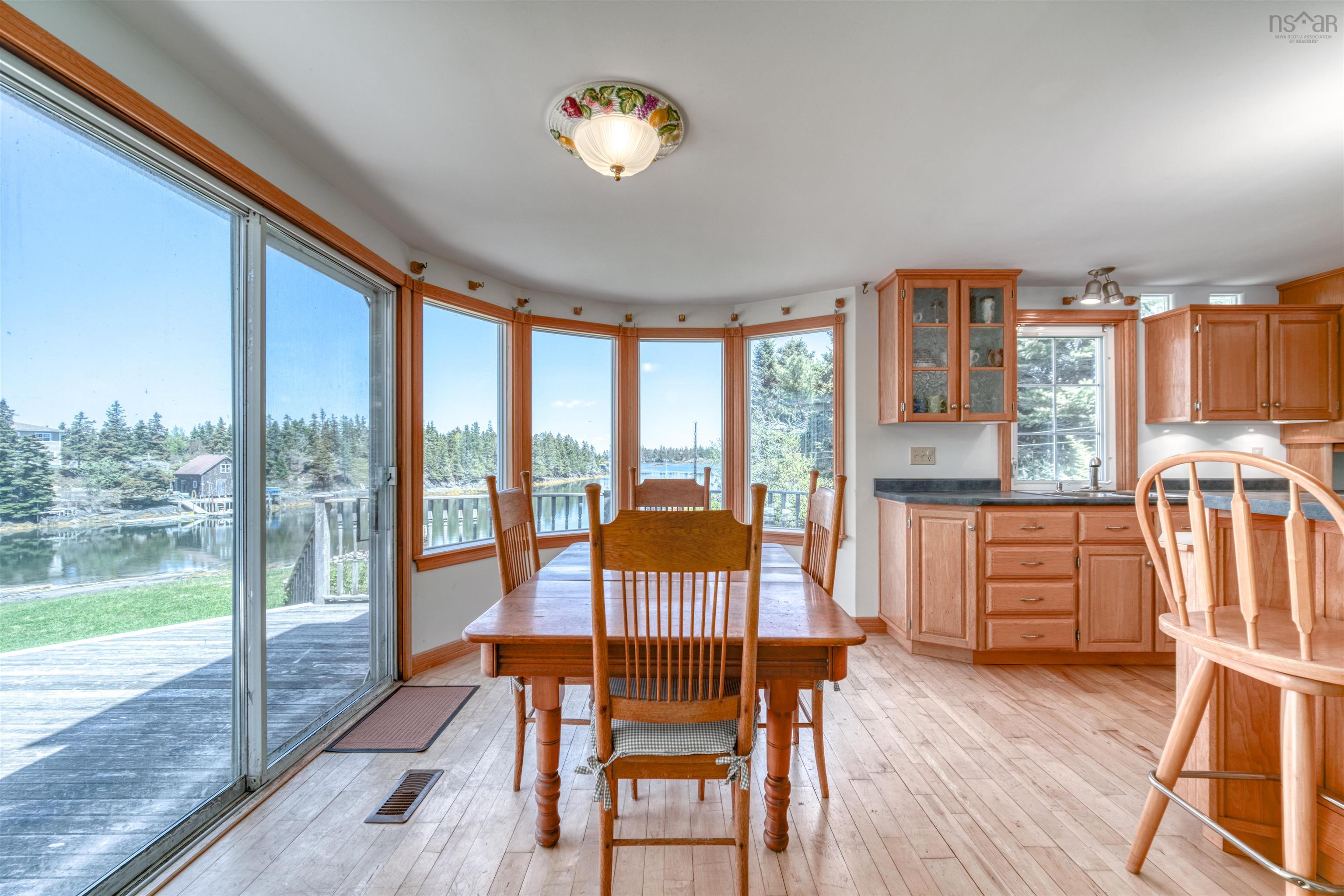 $849,900.00: 399 South Side Road, Stonehurst South