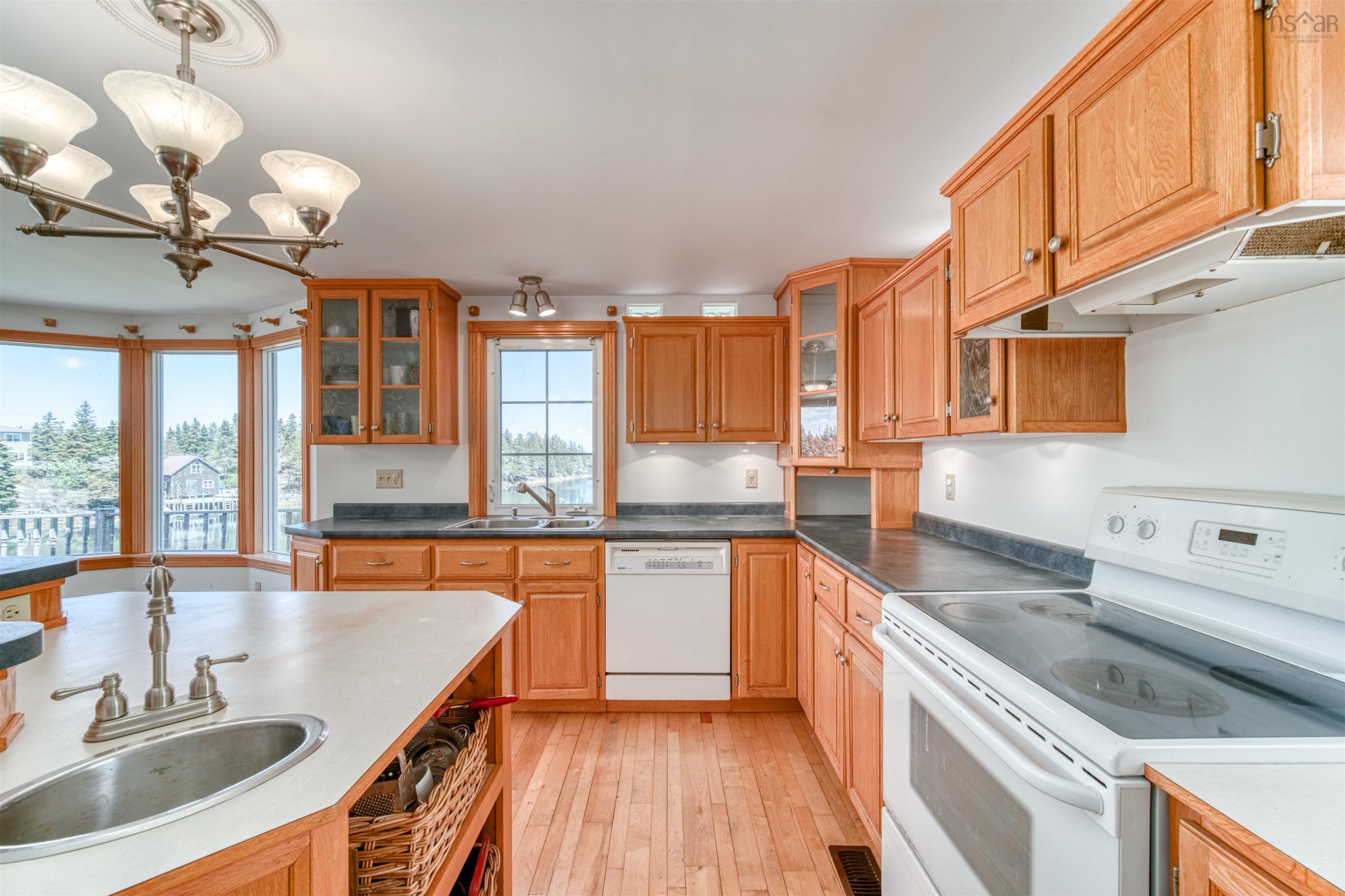 $849,900.00: 399 South Side Road, Stonehurst South