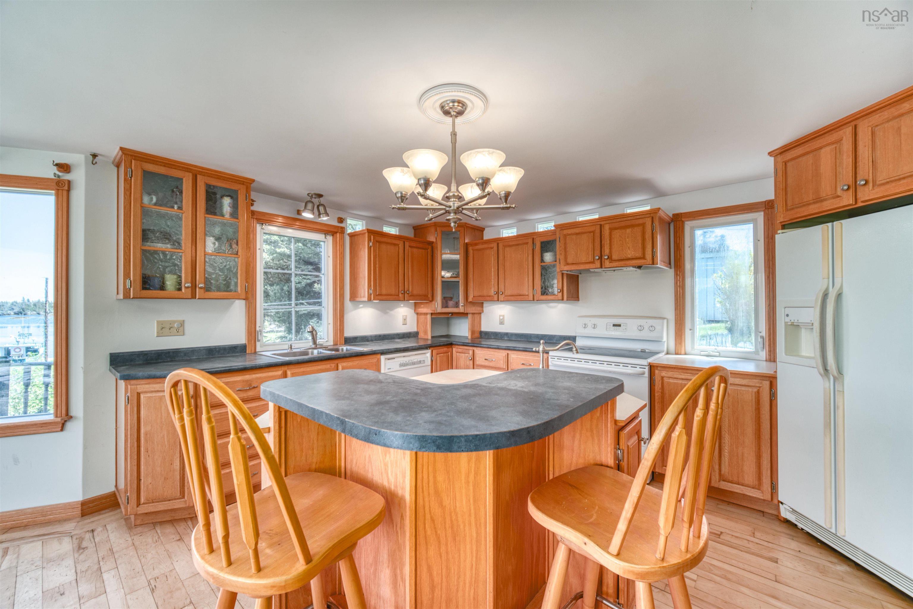 $849,900.00: 399 South Side Road, Stonehurst South