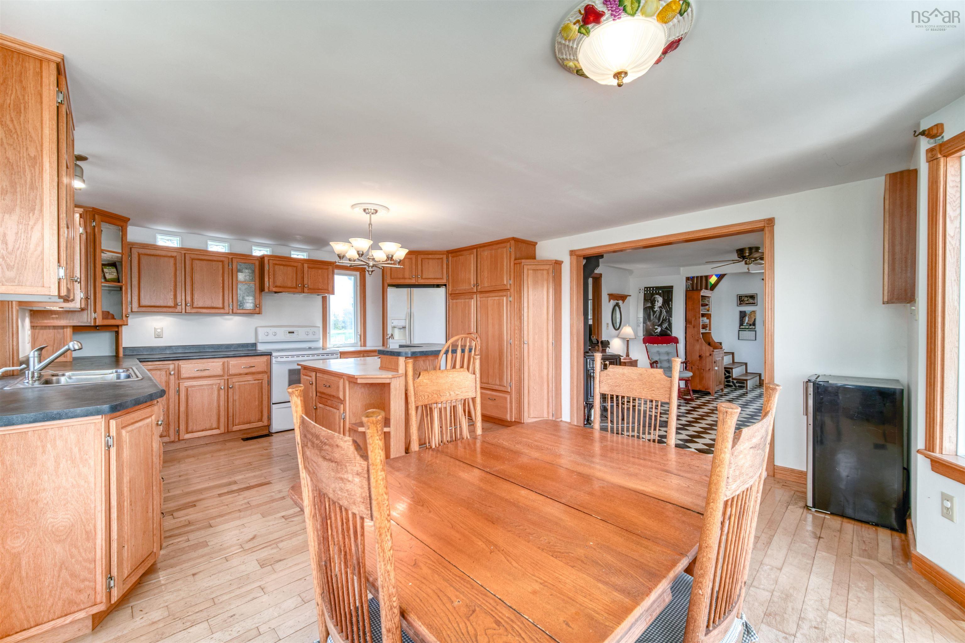 $849,900.00: 399 South Side Road, Stonehurst South