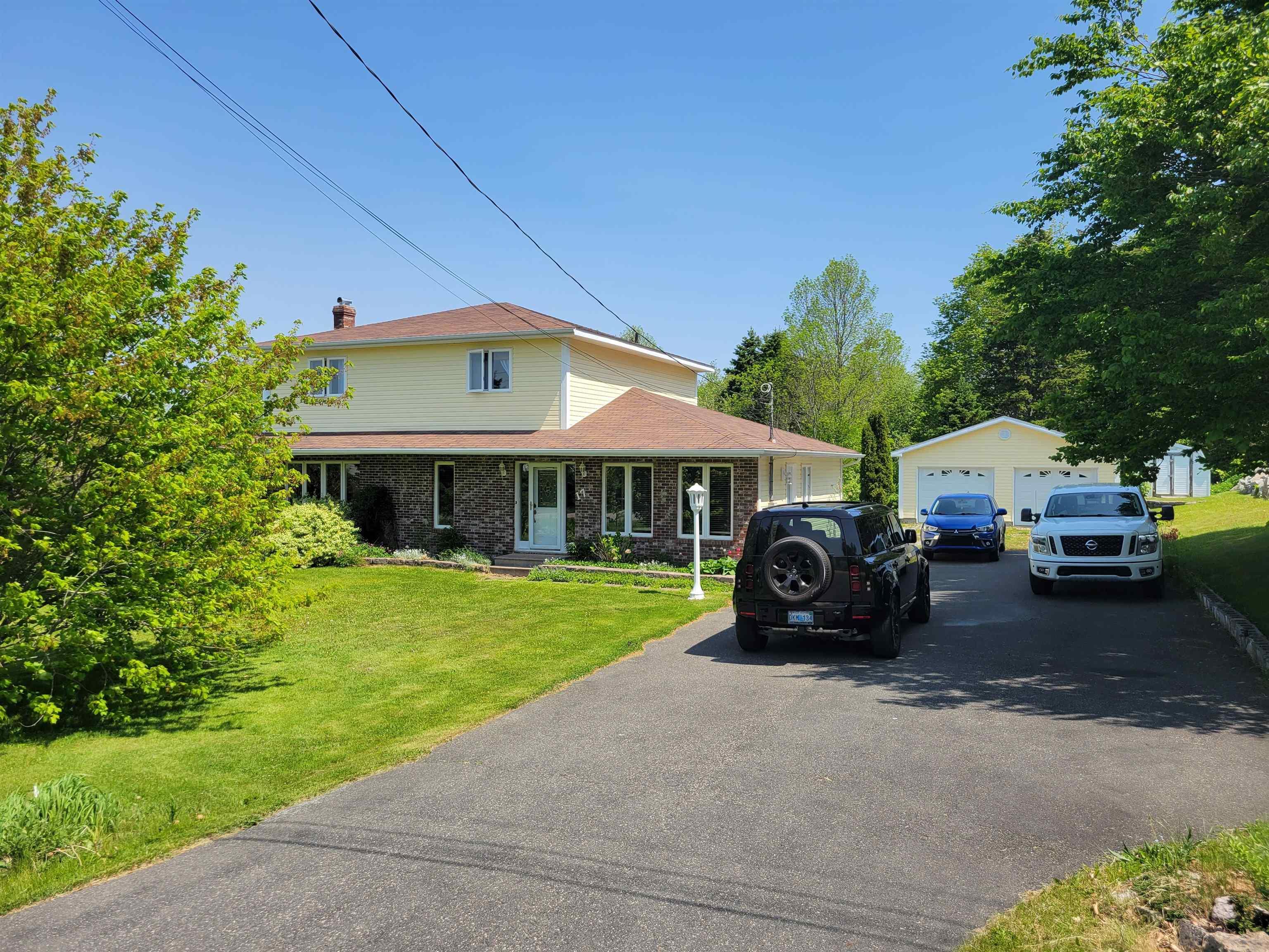 $449,900.00: 17 Hallmark Crescent Crescent, Howie Centre