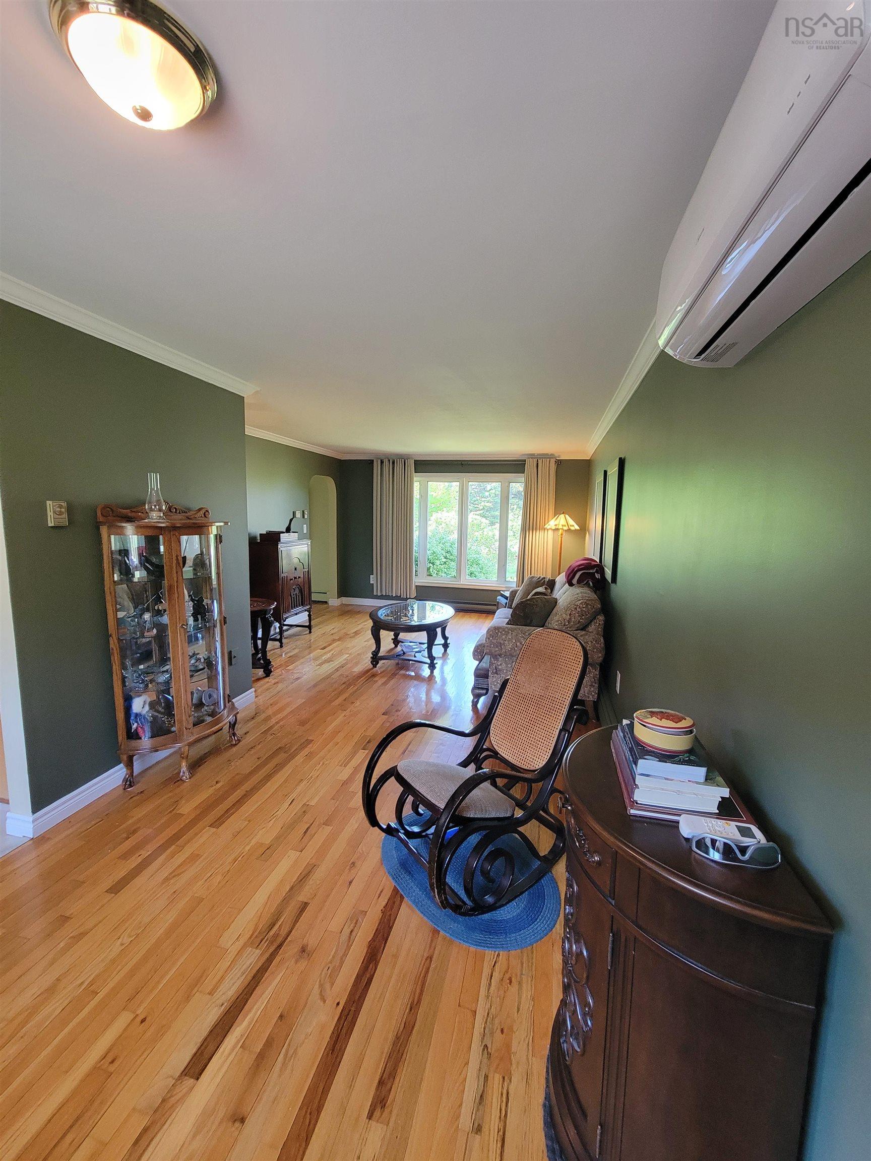 $449,900.00: 17 Hallmark Crescent Crescent, Howie Centre