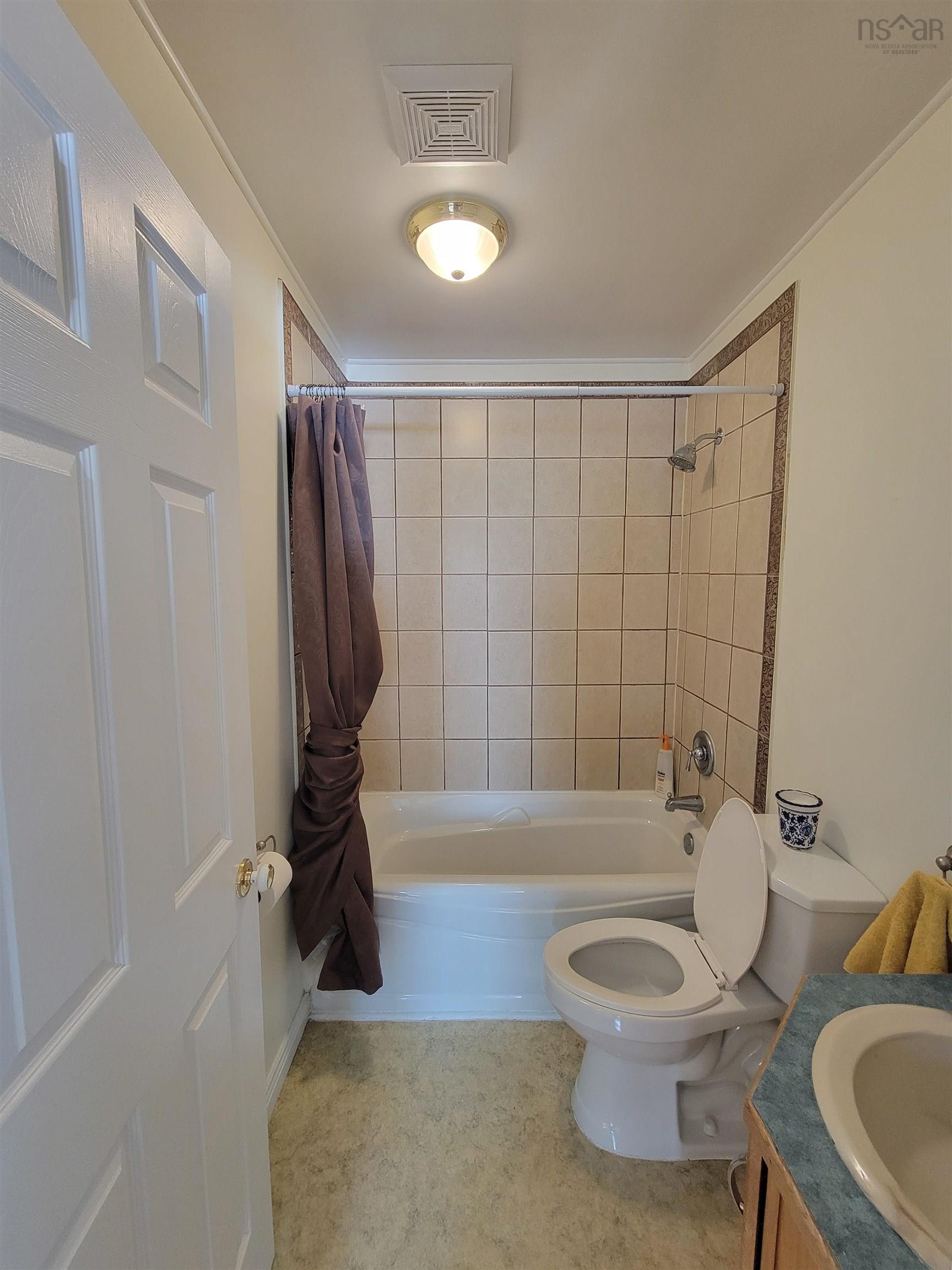 $449,900.00: 17 Hallmark Crescent Crescent, Howie Centre