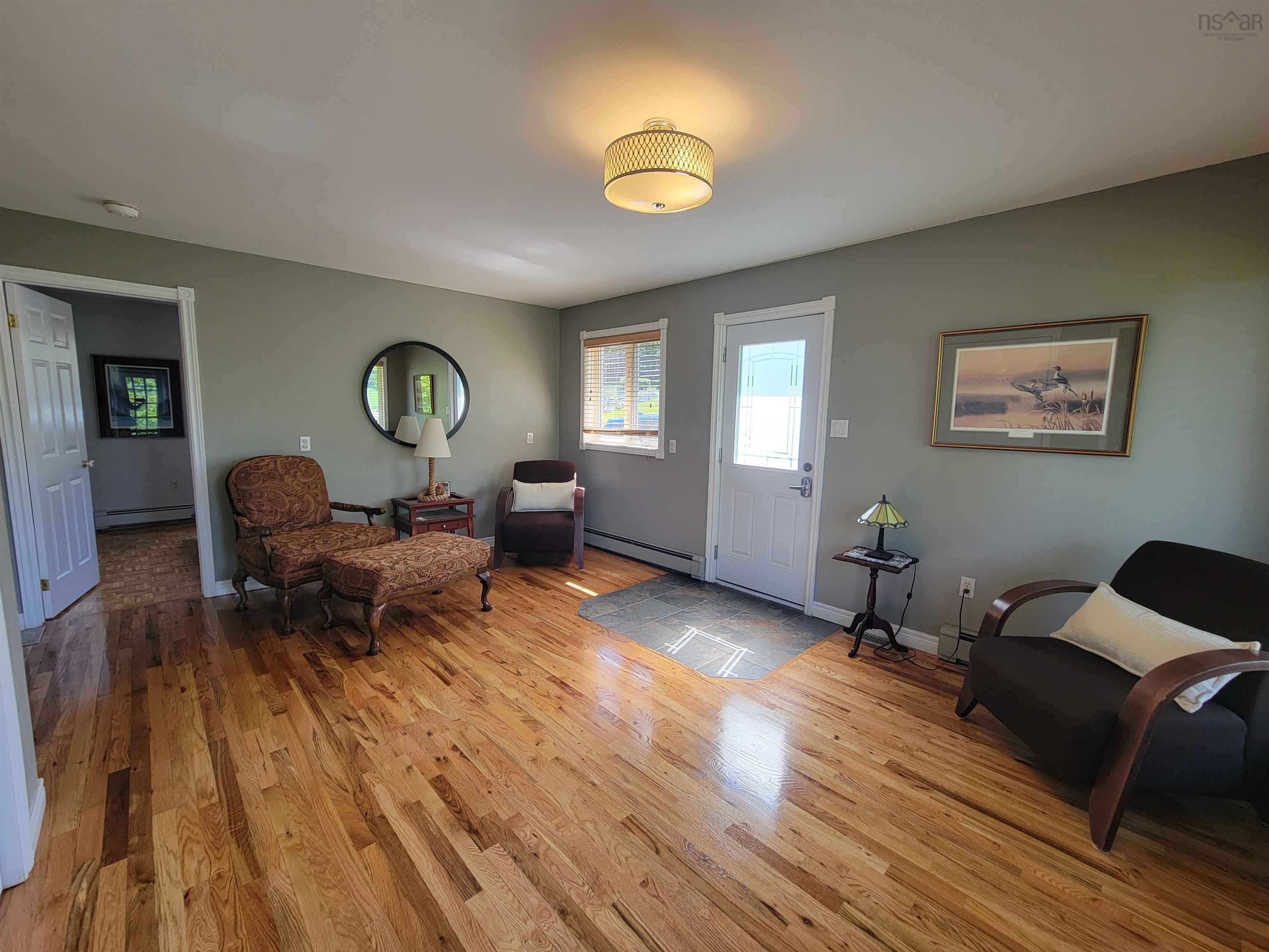 $449,900.00: 17 Hallmark Crescent Crescent, Howie Centre