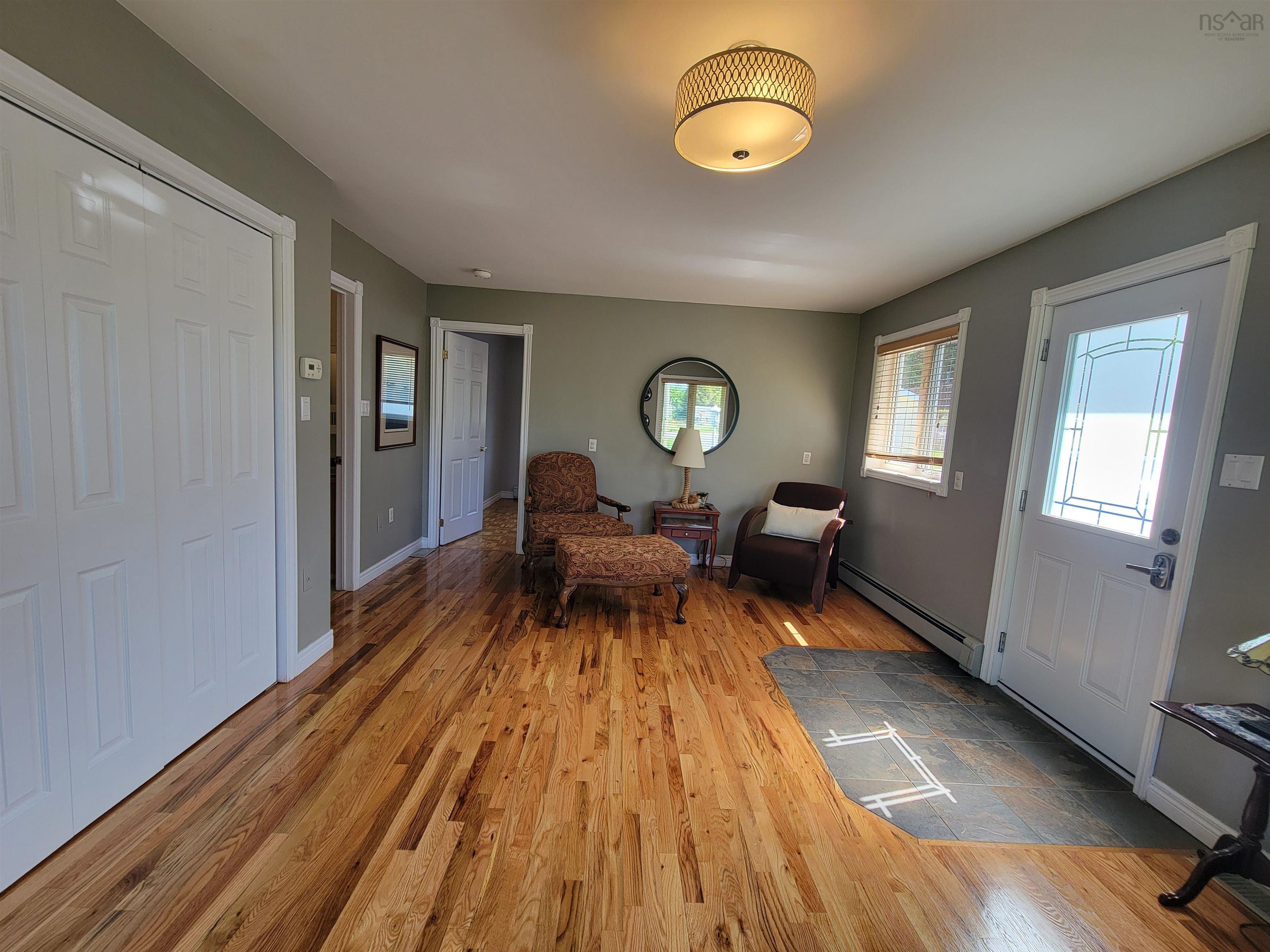 $449,900.00: 17 Hallmark Crescent Crescent, Howie Centre