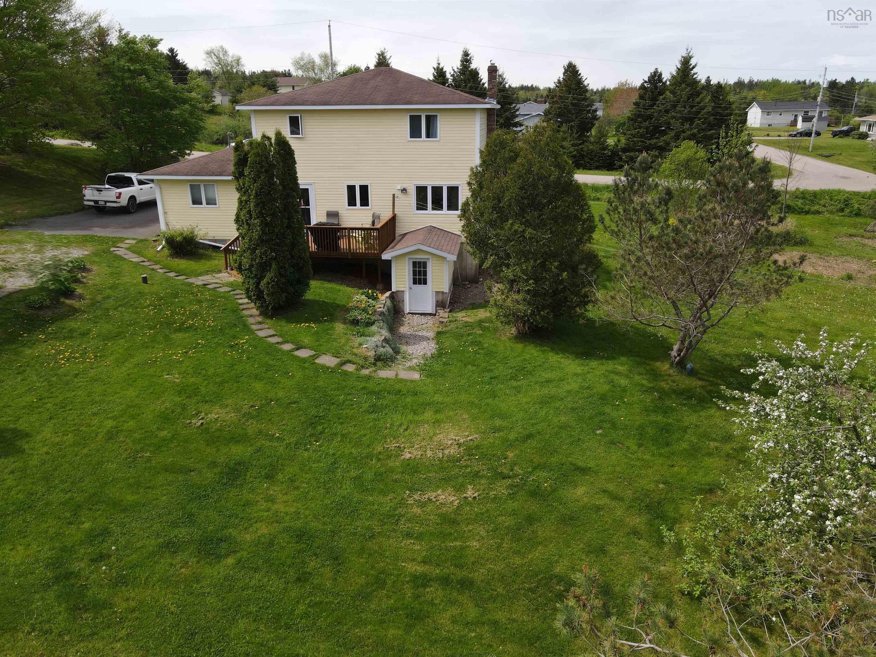$449,900.00: 17 Hallmark Crescent Crescent, Howie Centre
