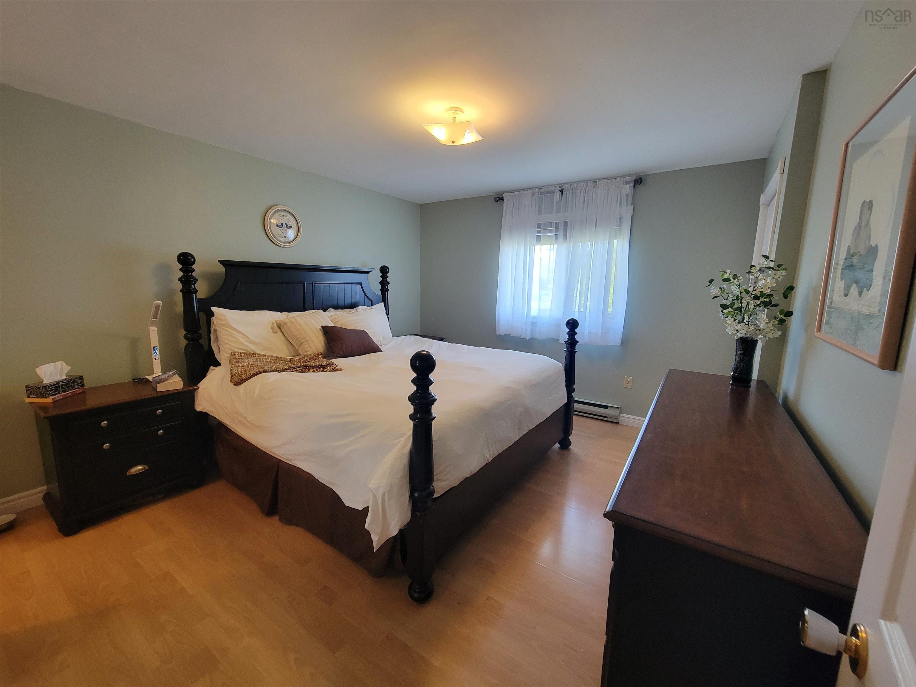 $449,900.00: 17 Hallmark Crescent Crescent, Howie Centre